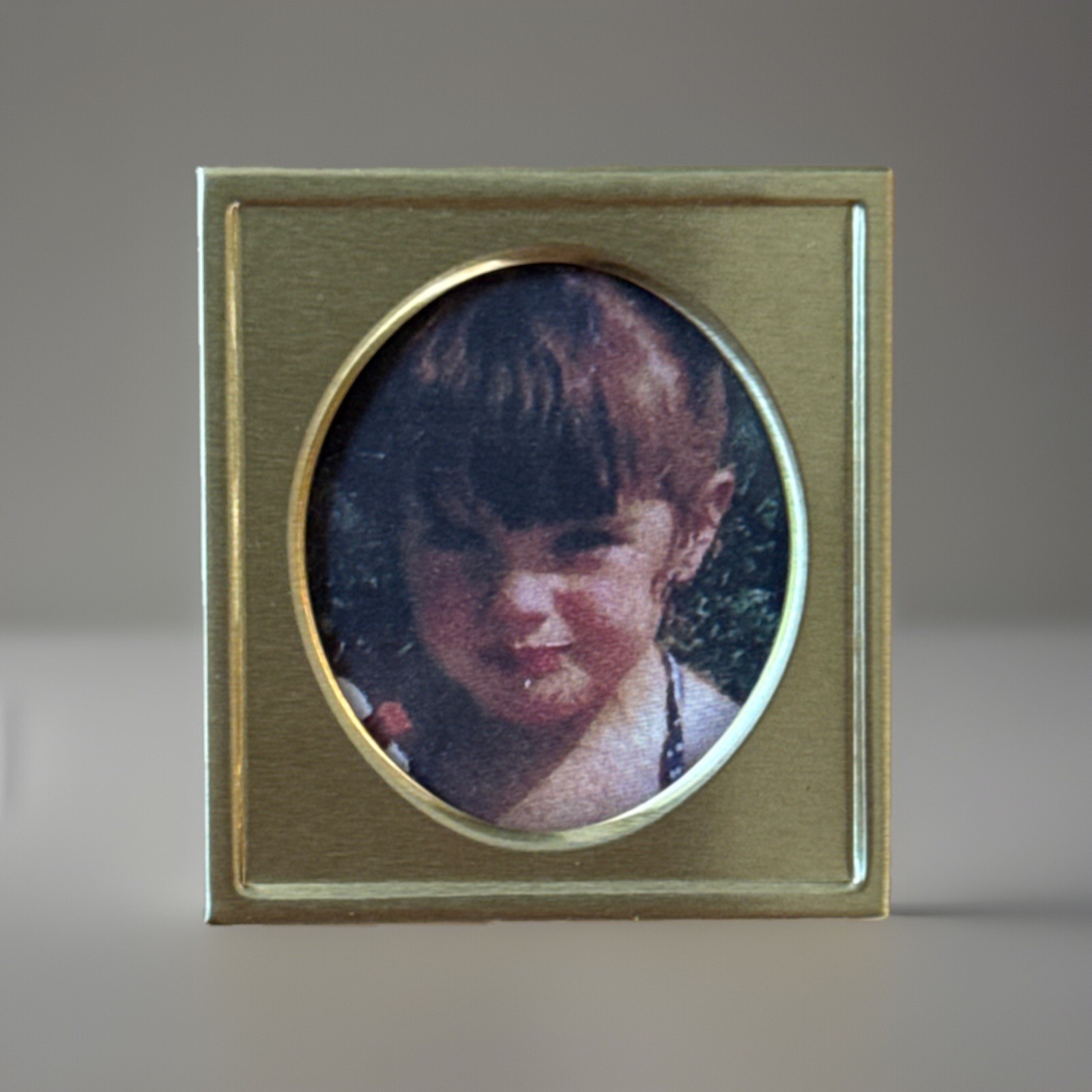 VINTAGE MINI STANDING GOLD TONE PHOTO GLASS PICTURE FRAME PATA MCM OVAL 1.5×1.5”