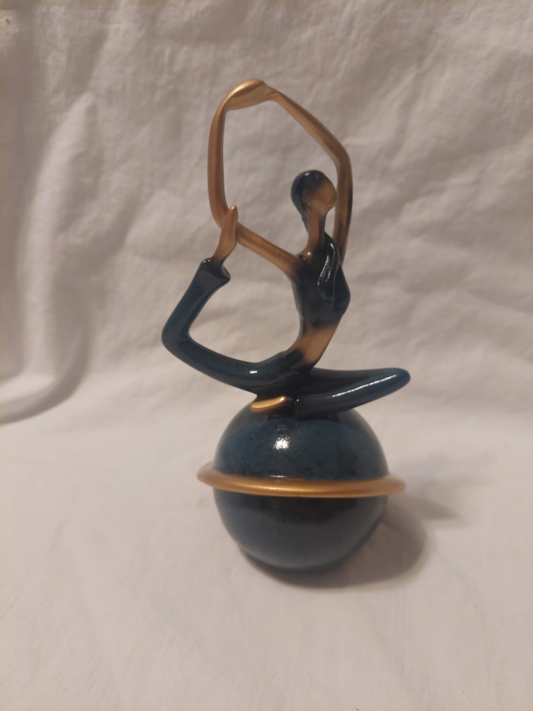 Resin Lady In Yoga Pose Decorative Showpiece Statue For Home Office Decor