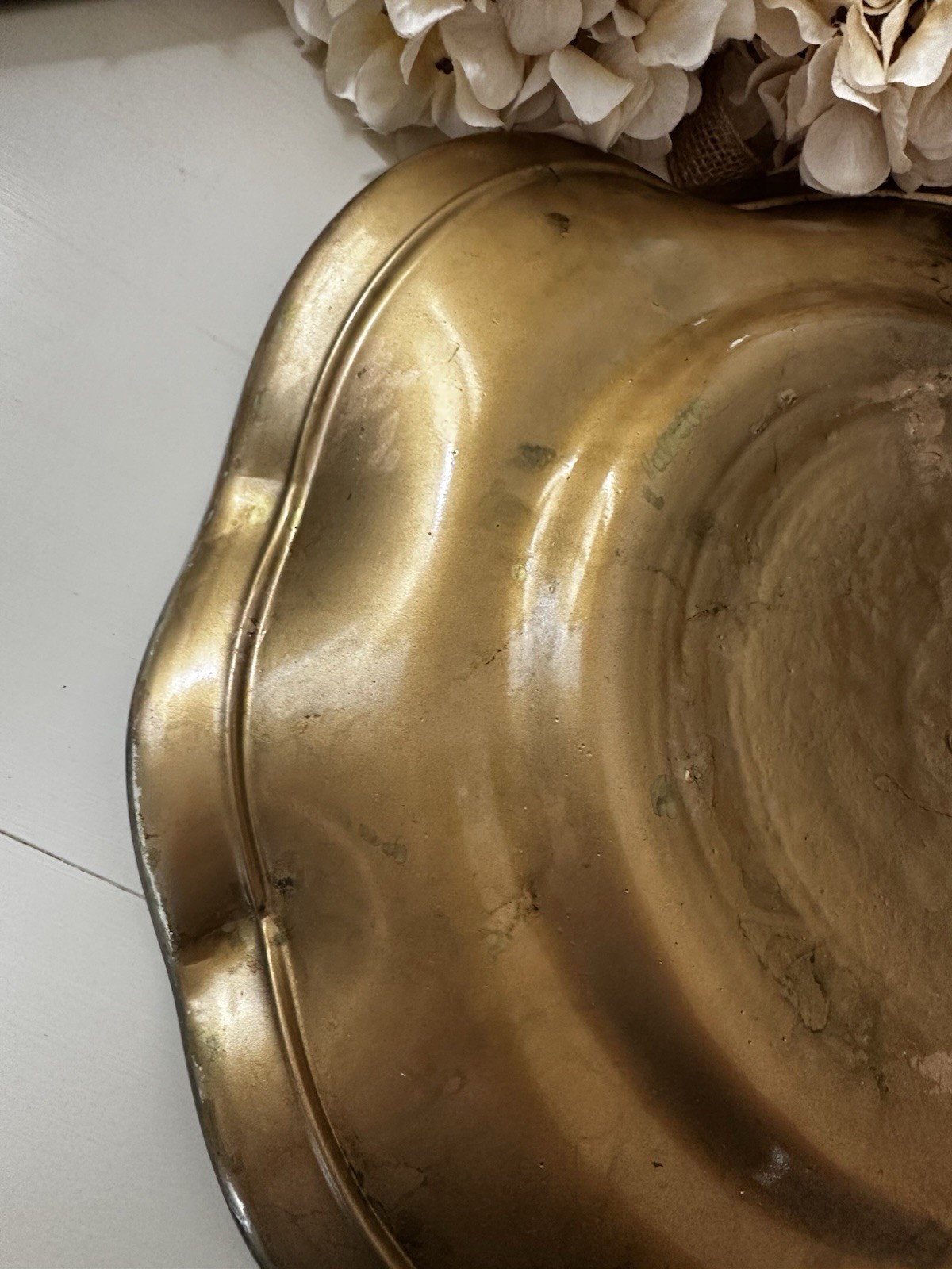 Large Gold/Mottled Brown Decorative Glass Charger Plate with Ornate Metal Stand