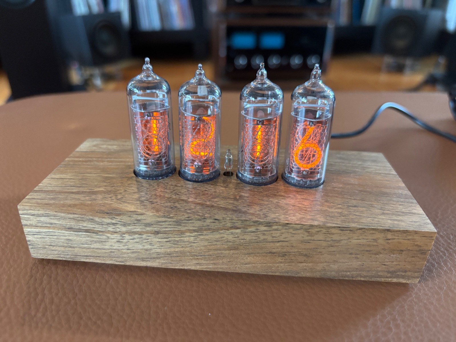 Nixie Star – Nixie Tube clock Walnut Case w/ Spare IN-14 Tube – NEW IN BOX!