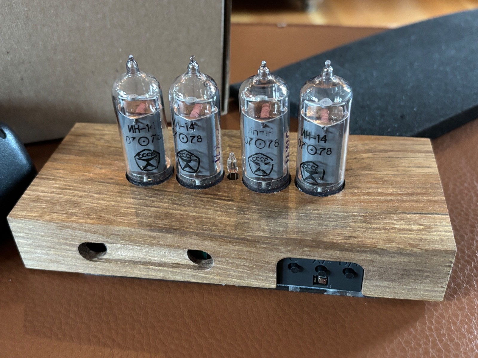 Nixie Star – Nixie Tube clock Walnut Case w/ Spare IN-14 Tube – NEW IN BOX!