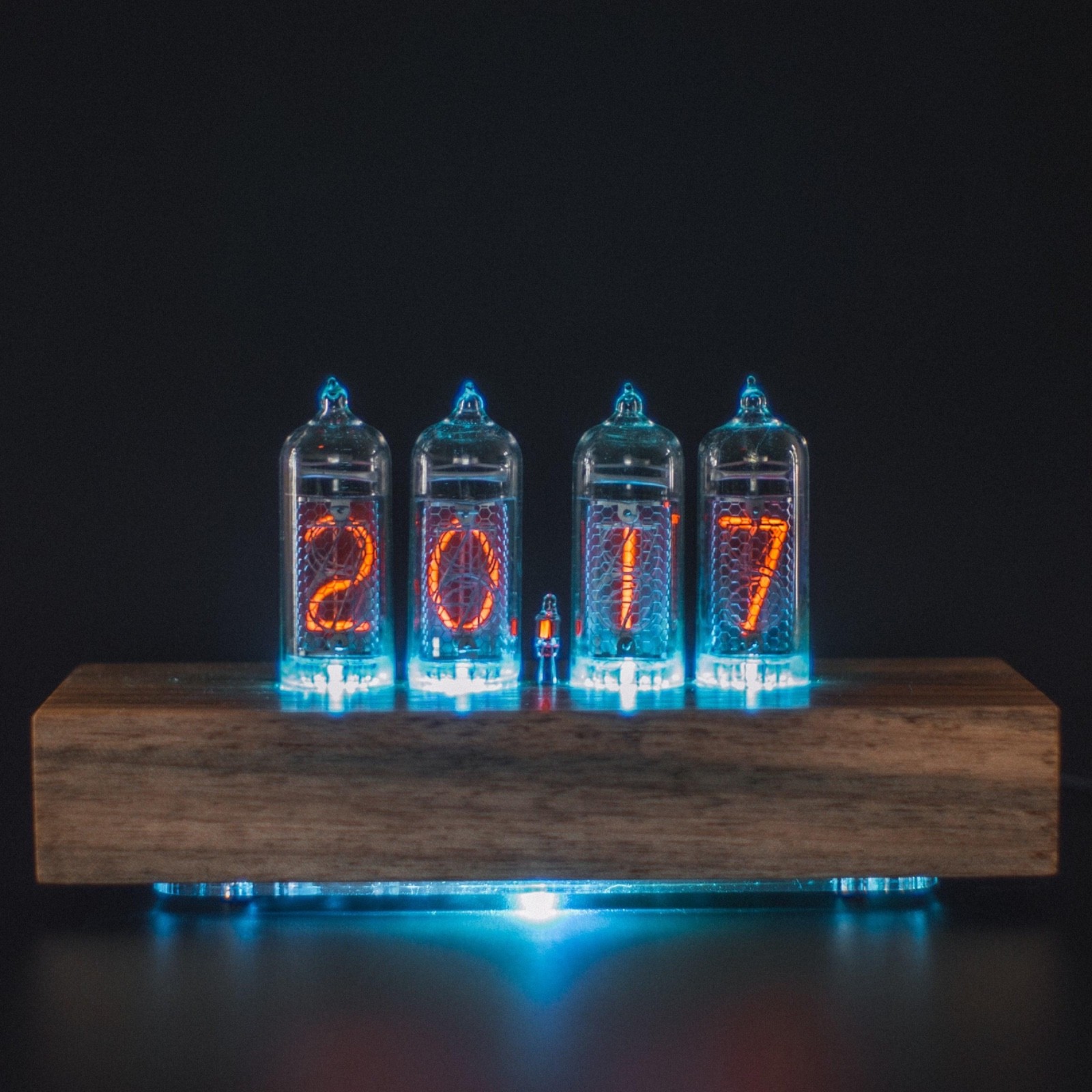 Nixie Star – Nixie Tube clock Walnut Case w/ Spare IN-14 Tube – NEW IN BOX!
