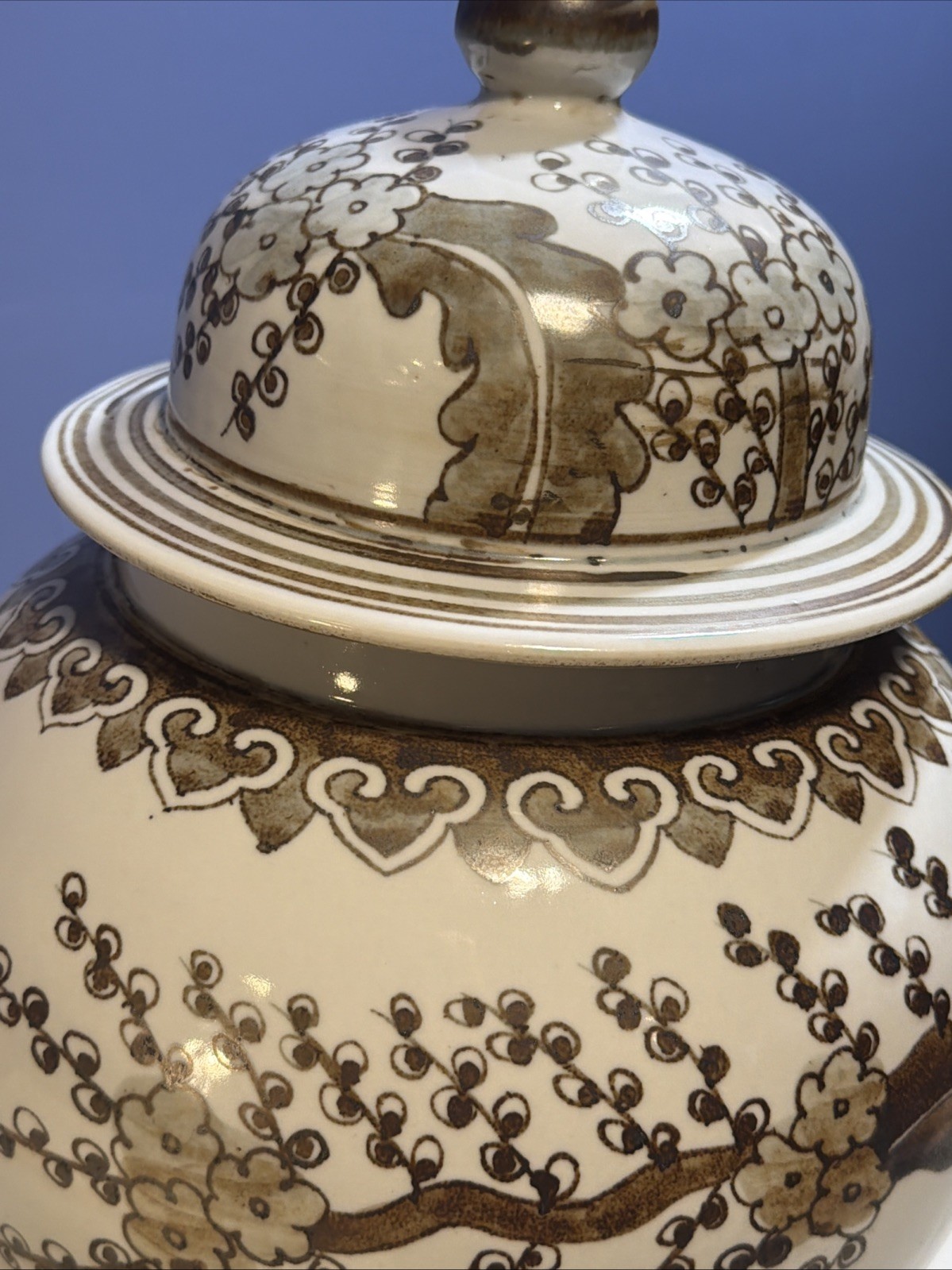 Hong Wu Porcelain Plum Blossom Motif Temple Jar – est 18″ tall – VGC – HANDMADE