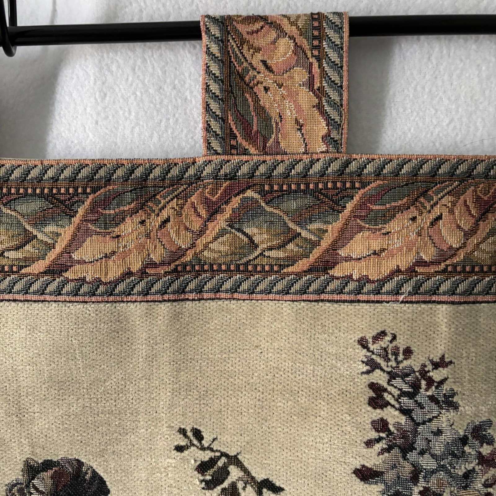 Wall Tapestry Traditional Style 41”Lx29”W Plus 3”tab (44”L Total) Floral Dedign
