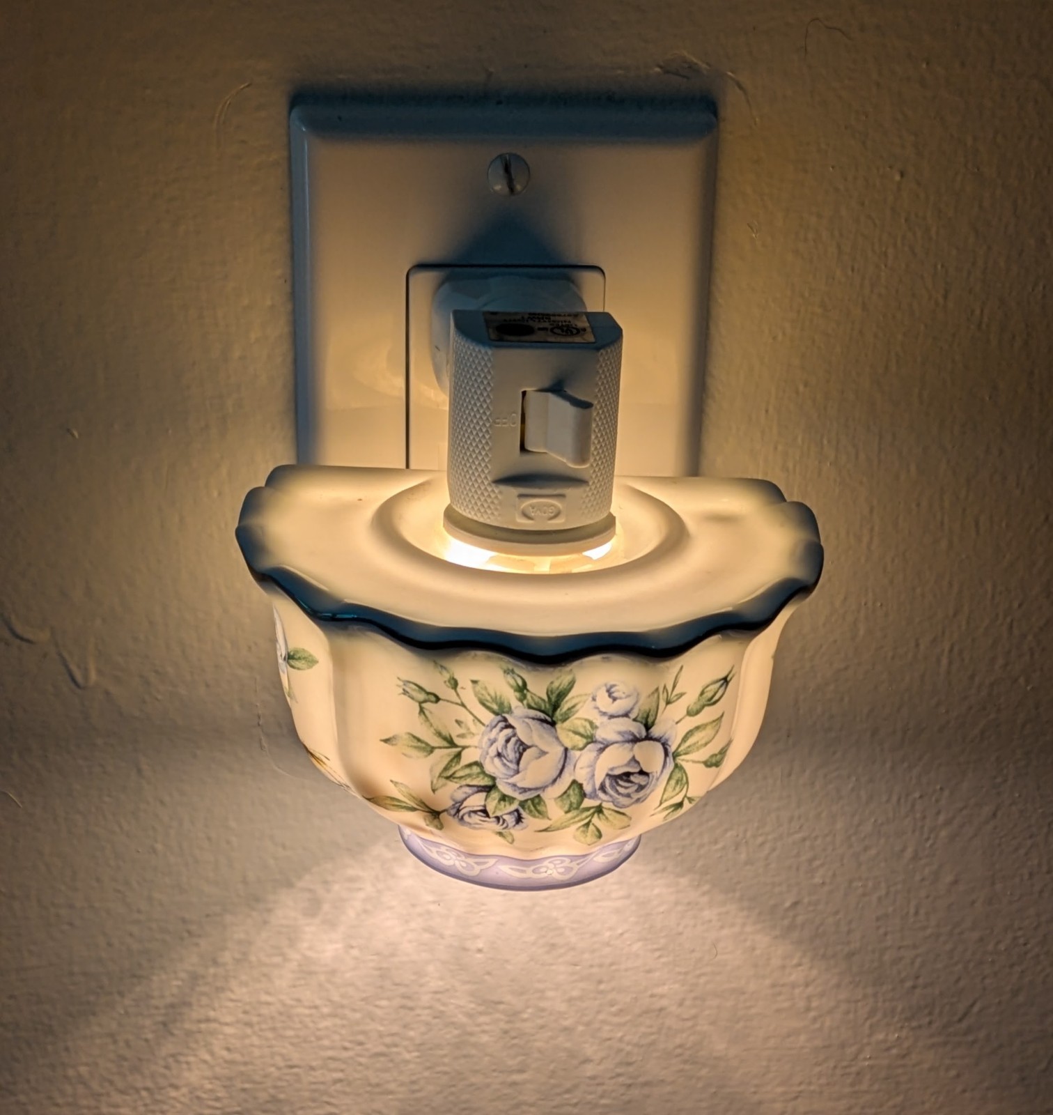 Teacup Night Light Blue Cabbage Rose Floral Pattern Gold Scalloped Trim Ex Con