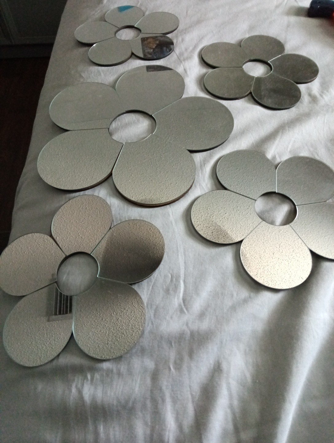 Lot 4 Flower Shape Wall Mirrors Decorative Accent Mirrors 12in & 9in Modern Dec