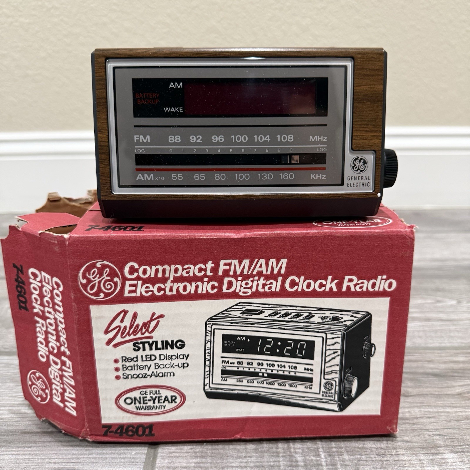 GE Compact FM/AM Electronic Digital Clock Radio 7-4601