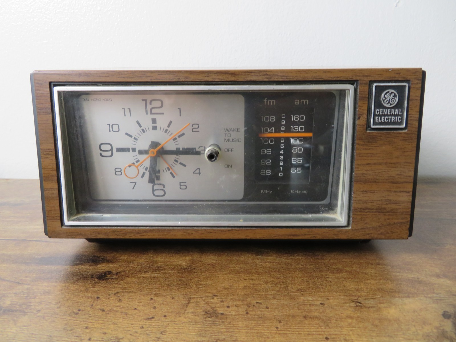 General Electric 7-4550B Vintage Clock Radio AM/FM Analog Walnut Grain 1982