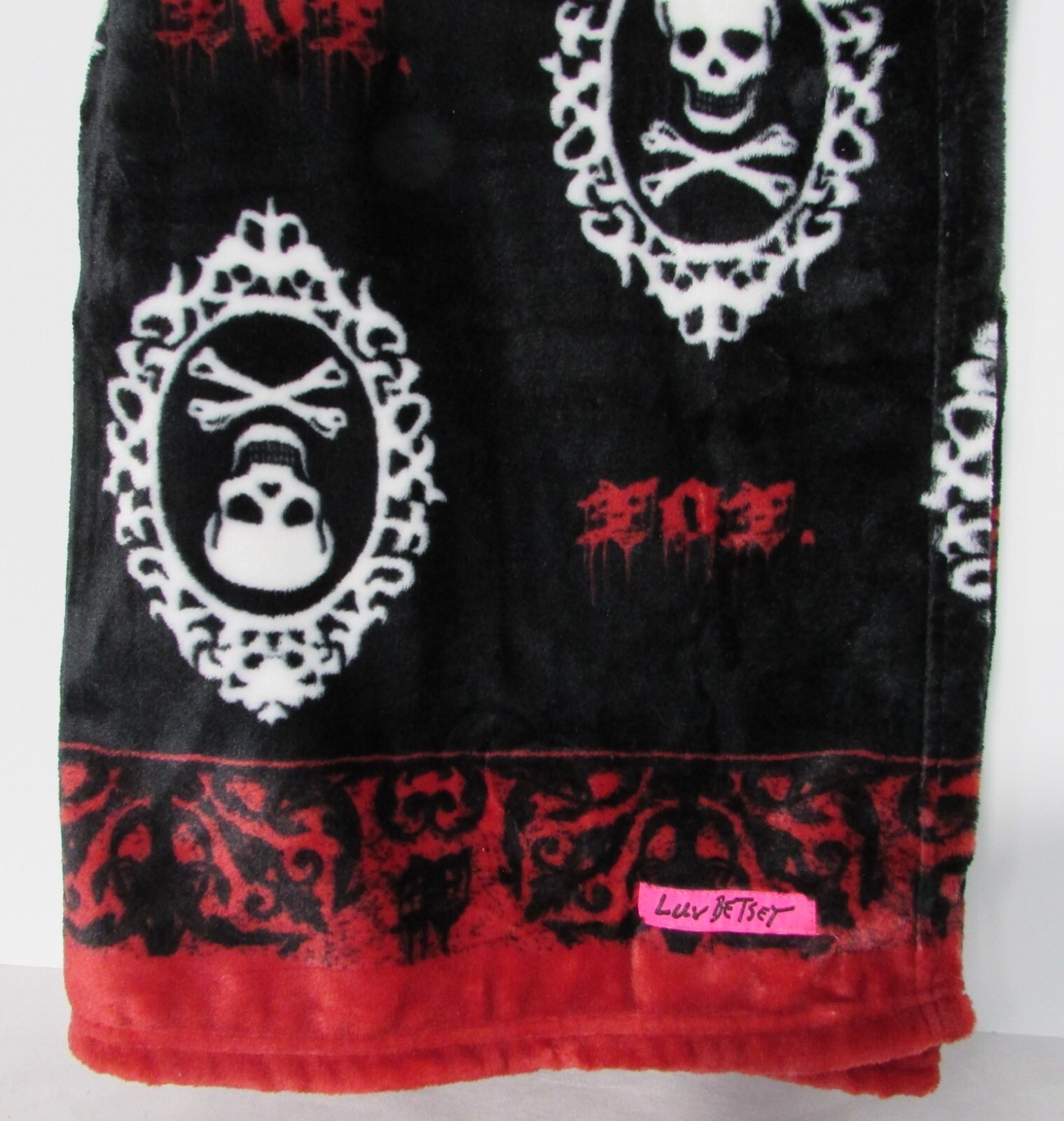 Betsey Johnson Skulls Plush Throw Blanket 50 x 60 Black Multi NWT