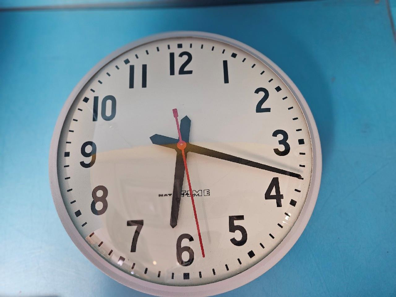 NATIONAL TIME SURFACE 12″ EX-LV ROUND INDUSTRIAL SCHOOL ELECTRIC WALL CLOCK W/MT