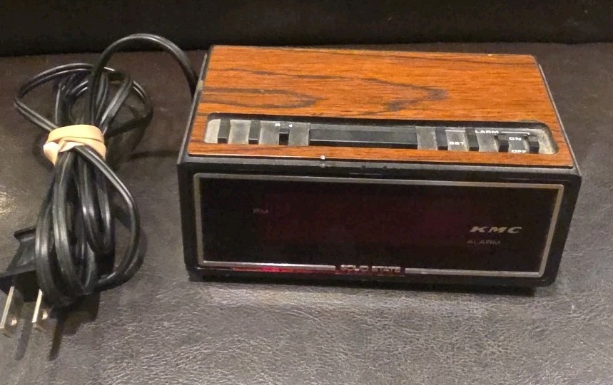 KMC Alarm Model KMC-1108 Woodgrain 5″x3″x2″ Red Display – Vintage – Tested