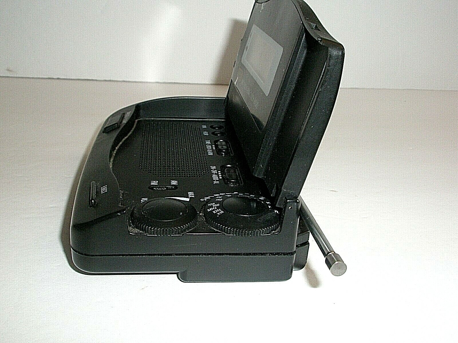 Tozai AM/FM Cordless Portable Folding Clock Radio 1994 Vintage AC-9403