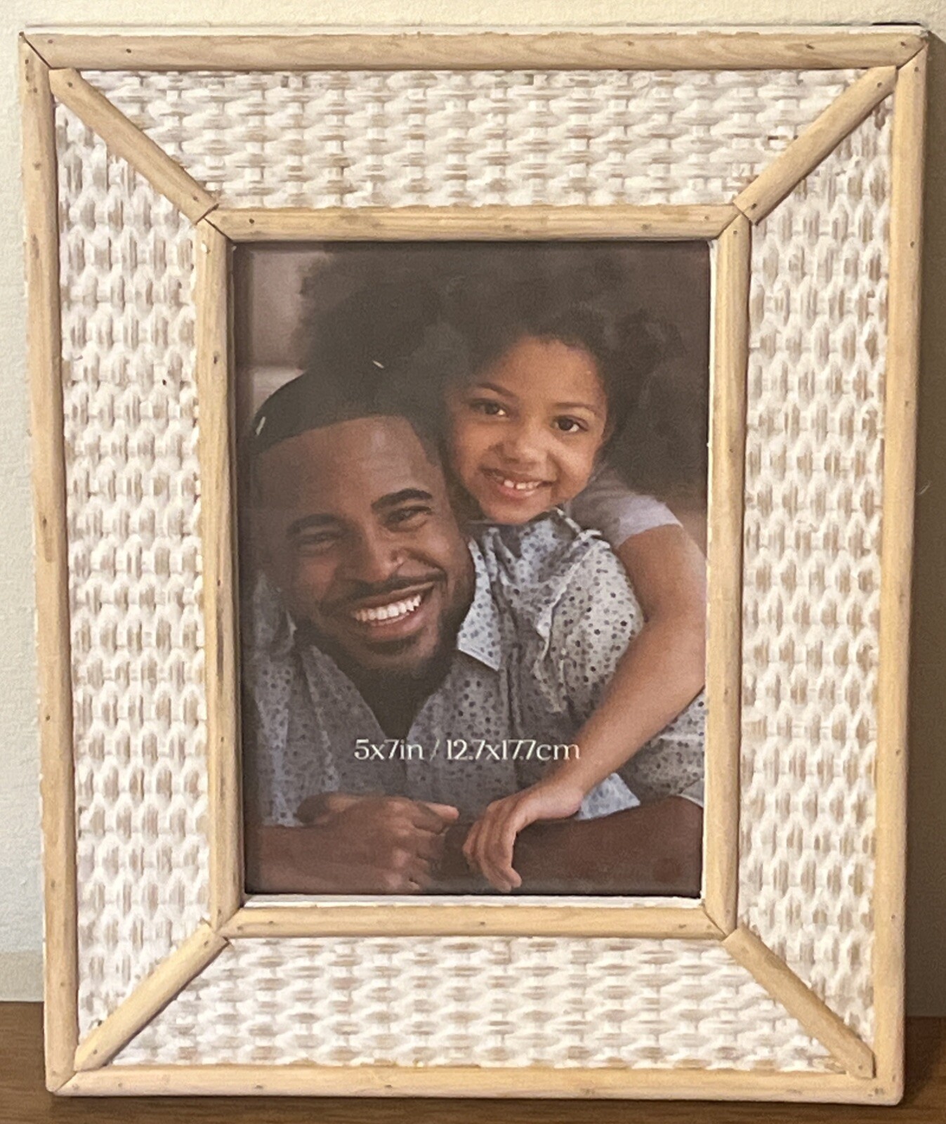 White Rattan and Wood Picture Frame And Stand 5×7 New