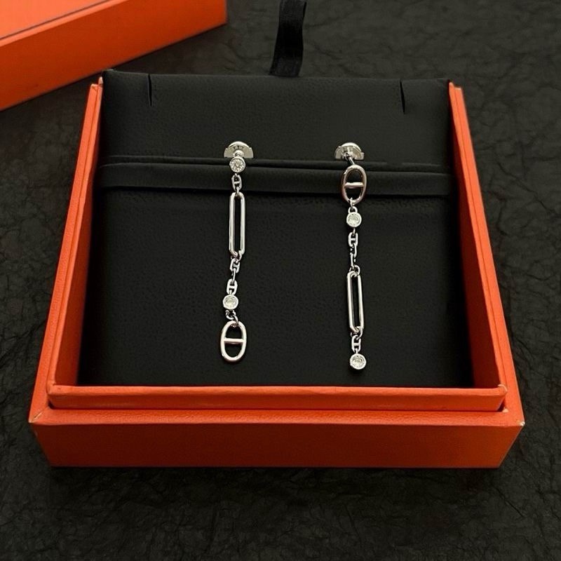 HERMÈS Silver Metal Link Chain Necklace with Asymmetrical Charm Pendant