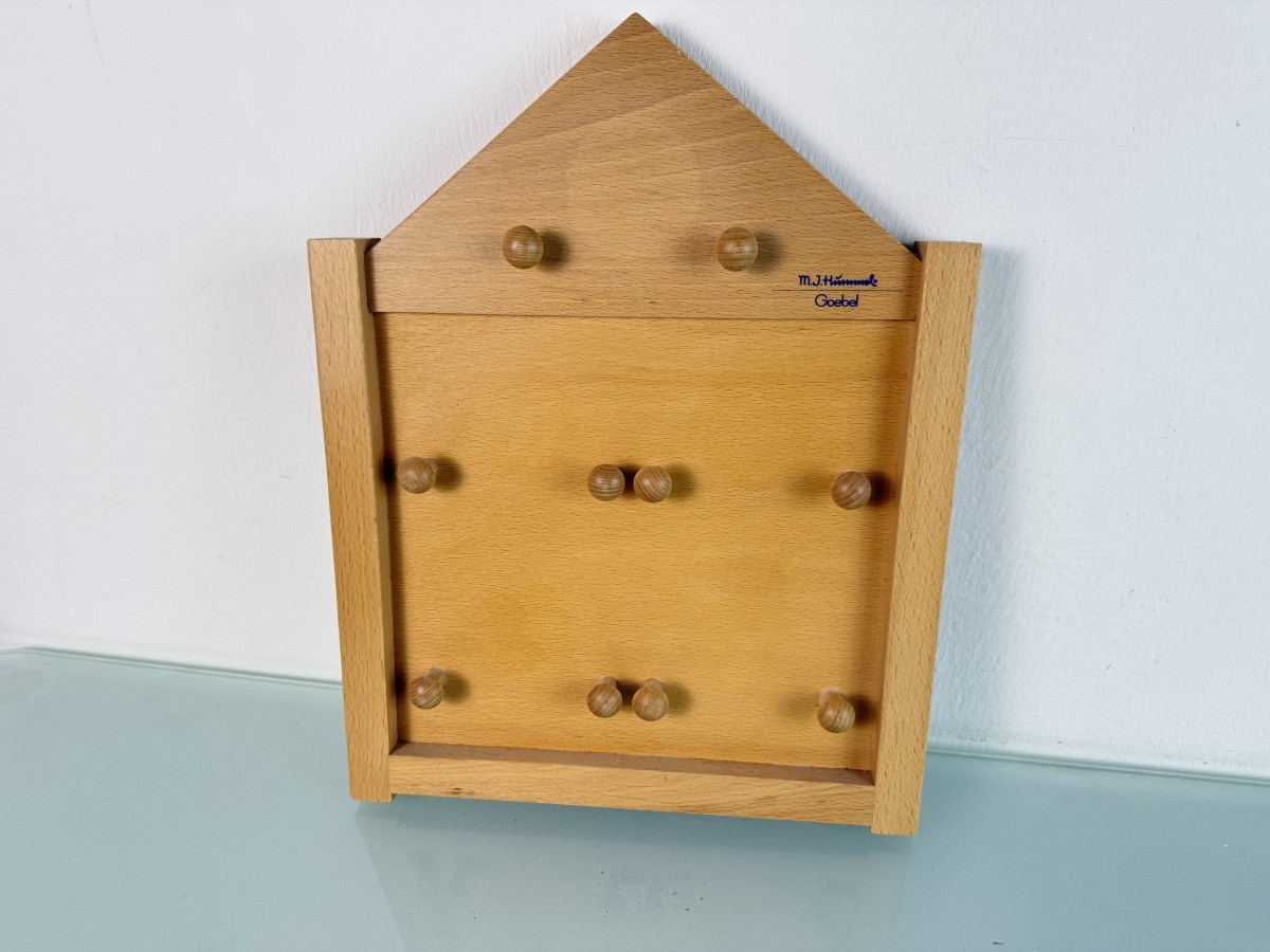 Hummel shelf for plates, 33.5 x 26 cm. Excellent condition.