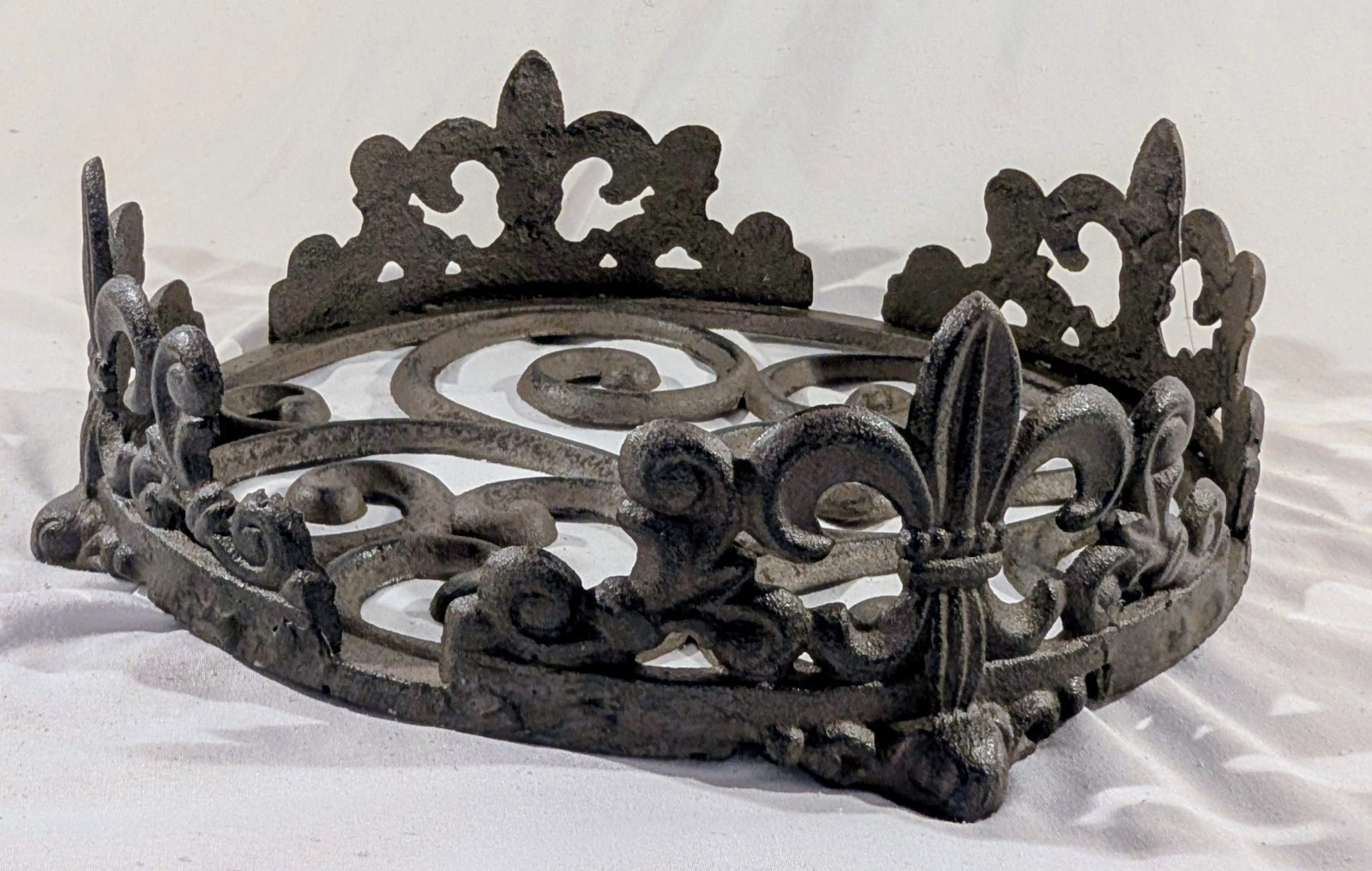 Wrought Iron Plate Charger Holder 12.5″ – Heavy Metal Scalloped Base