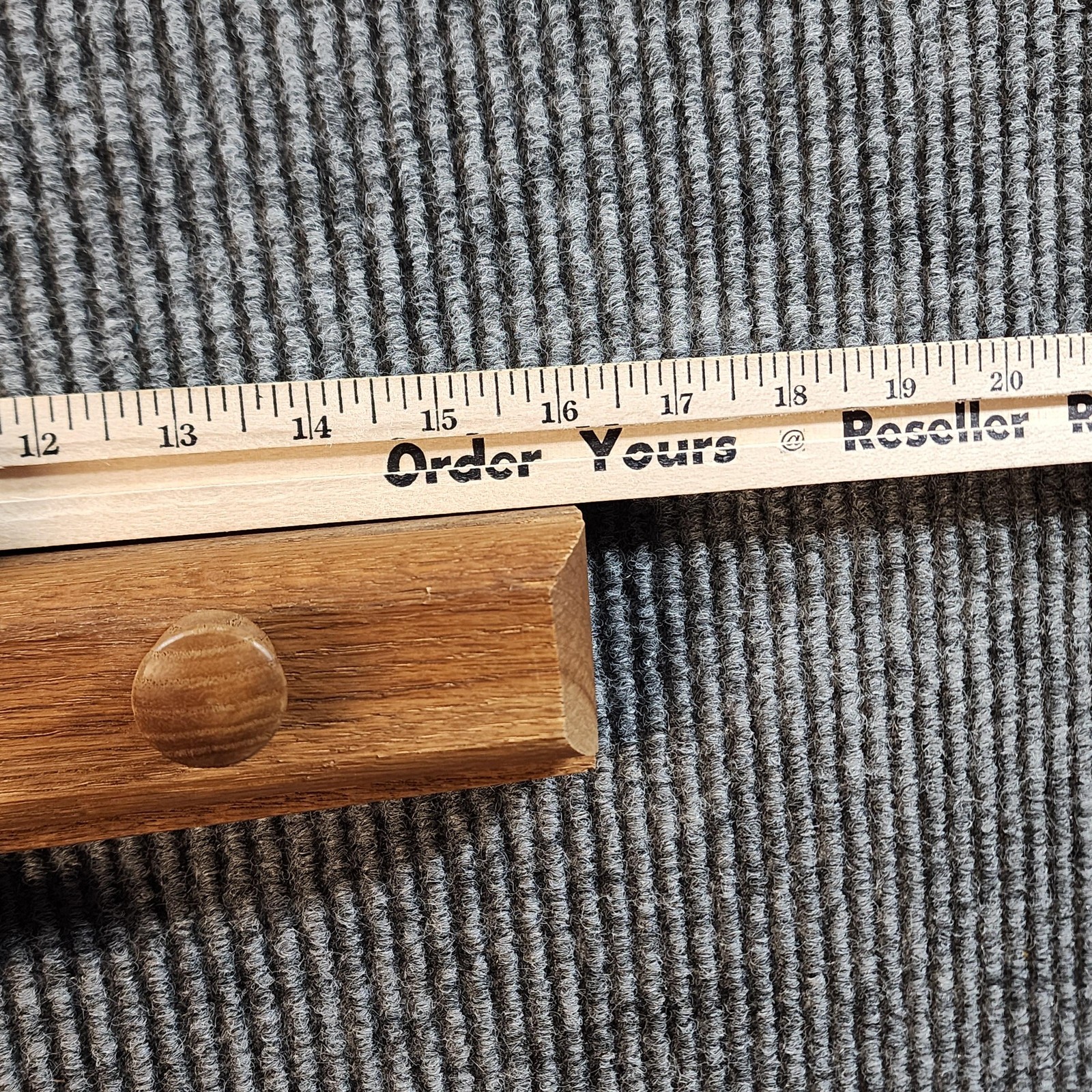 Vintage Solid Oak Quilt Hanger 18″ Wall Mount Wooden Clamp Display Handmade