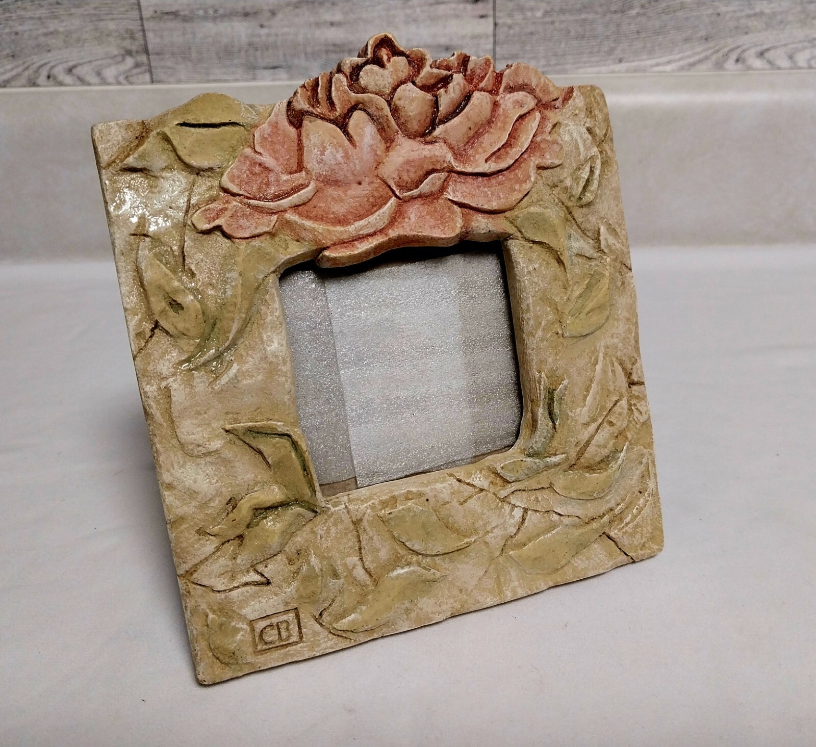 FETCO CERAMIC ROSE PHOTO FRAME TEXTURED PHOTO SIZE 2 1/2″X 2 1/3″ FREE STANDING