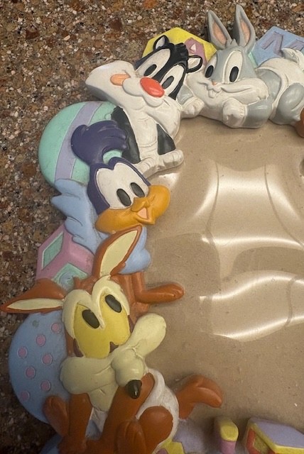 VINTAGE 1990s SIX FLAGS-LOONEY TUNES-HAND PAINTED RESIN PICTURE FRAME 9.5×10.5″