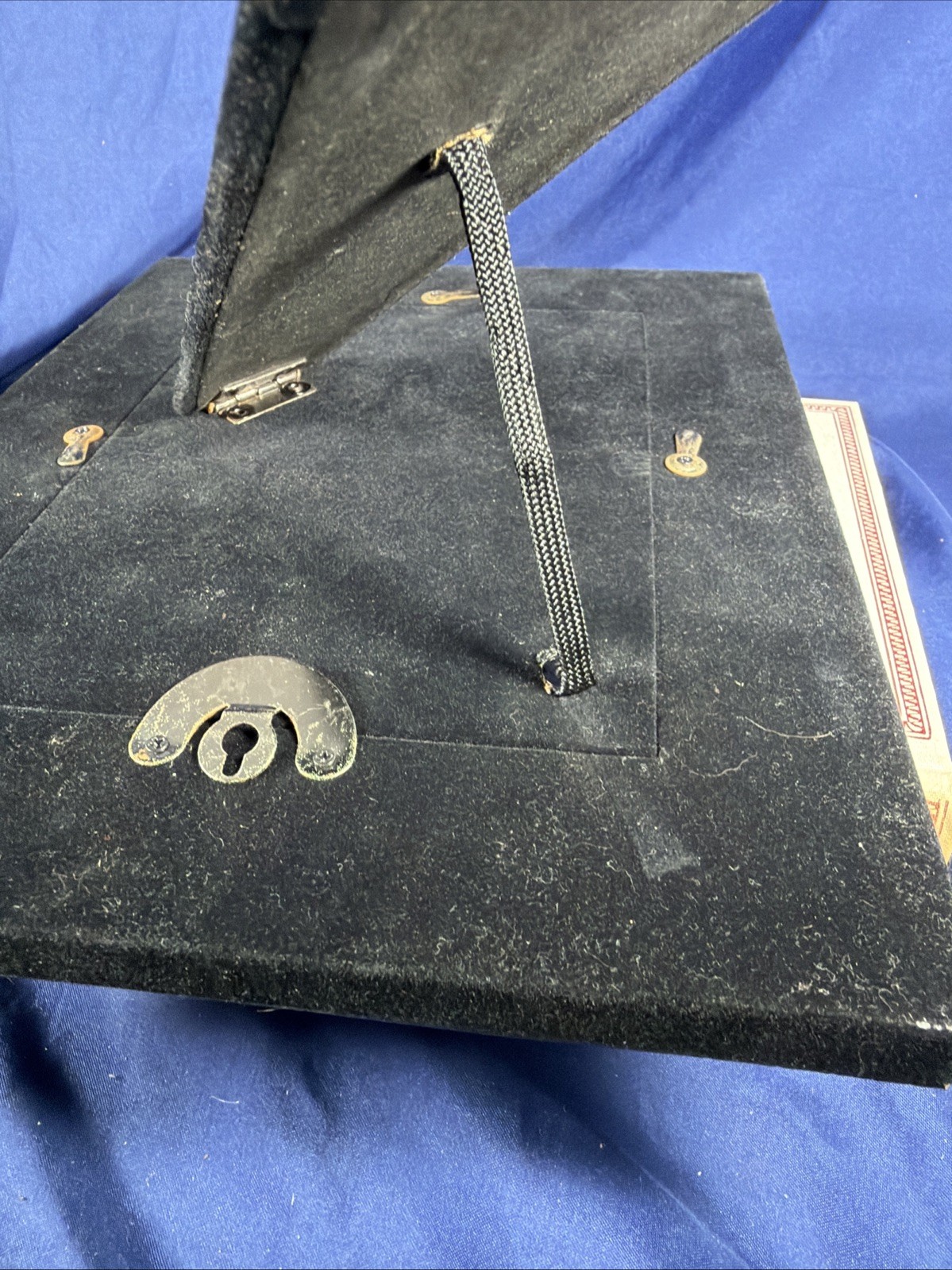 Thomasville Embossed Genuine Leather Picture Frame 9×11″ Easel Fits 5×7″ Photo