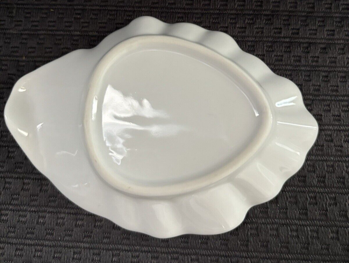 Beautiful white ceramic shell soapdish 4.5 in in length-3.25 in width