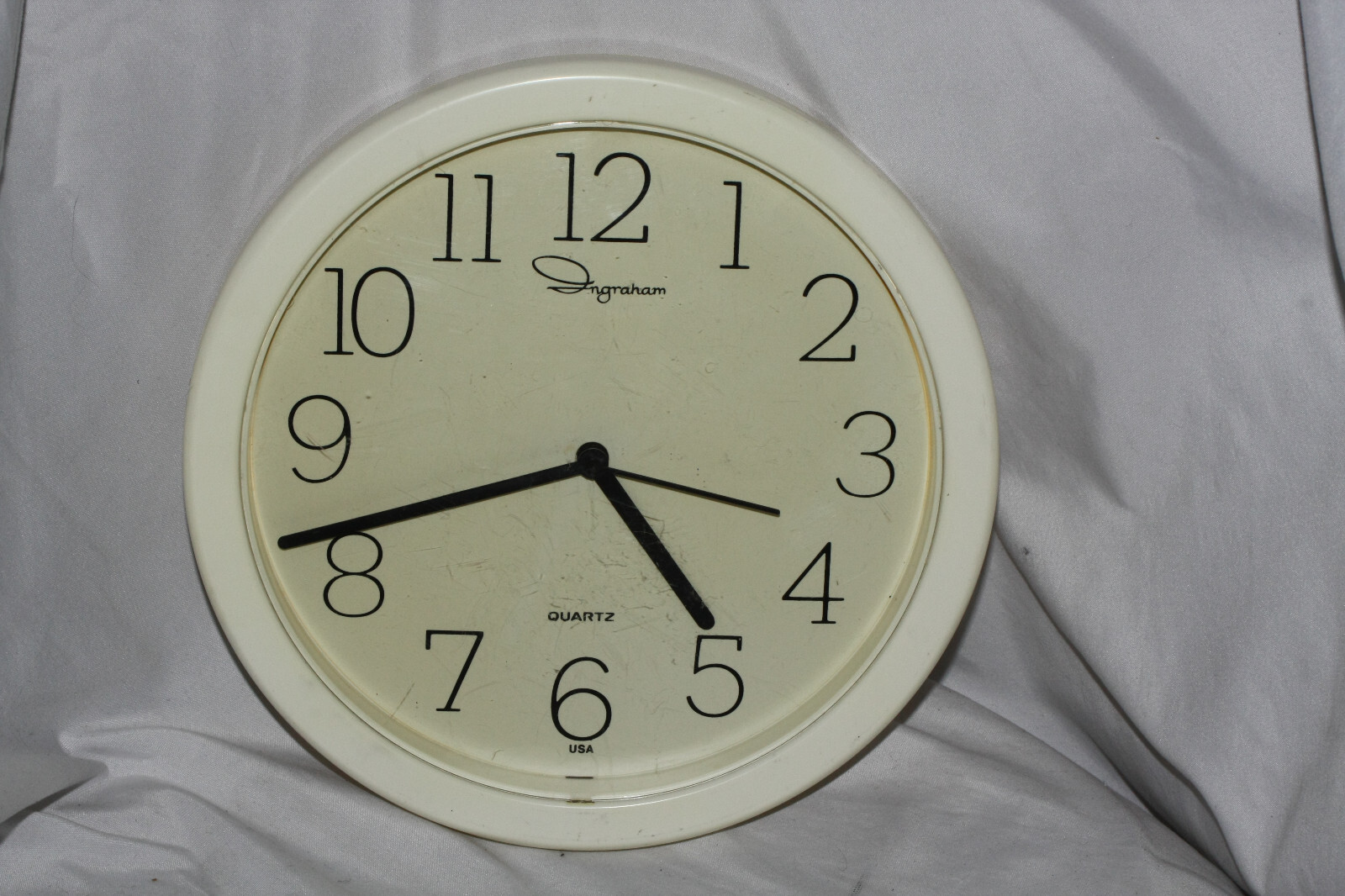 Ingraham ivory white quartz wall clock Made in USA, 8-1/4″ face, 10″ overall