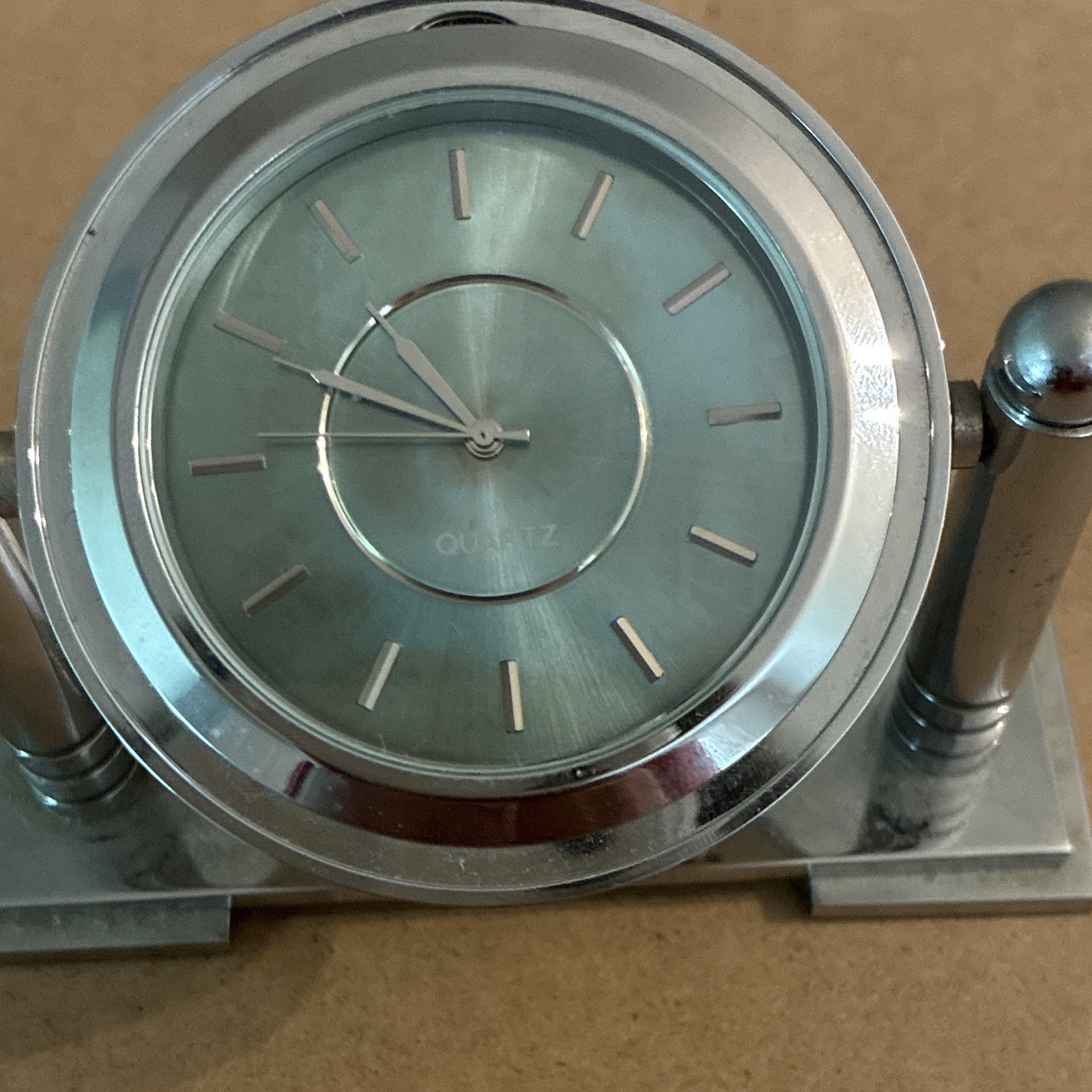 SKYWALKER RANCH Silver Round Analog Desk Clock NEEDS BATTERIES