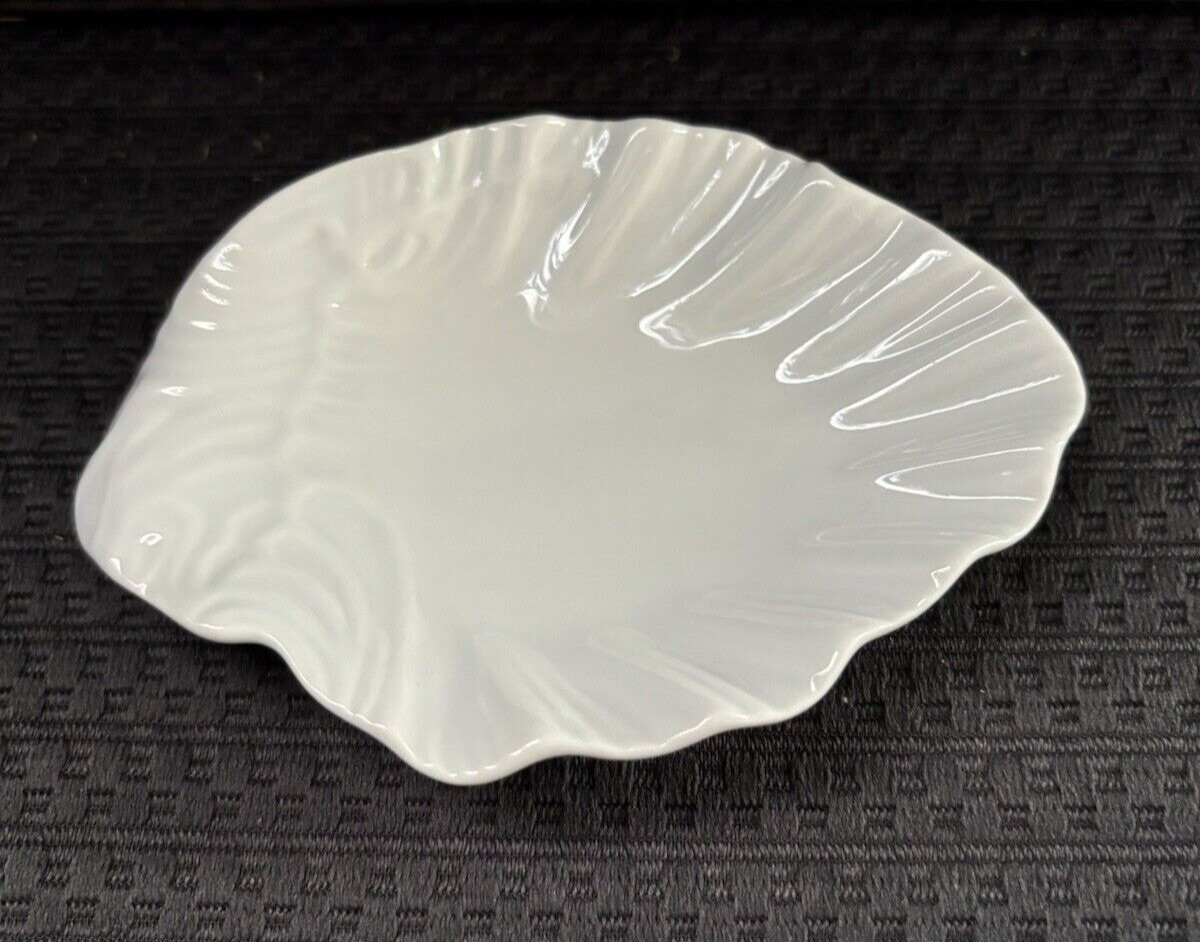 Beautiful white ceramic shell soapdish 4.5 in in length-3.25 in width
