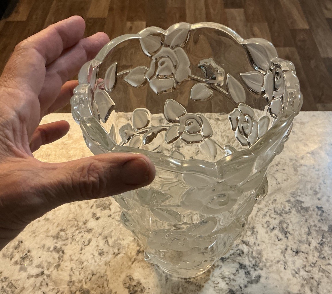 VTG Vase Thick Clear Crystal Glass Floral Motif 10″ Heavy Elegant
