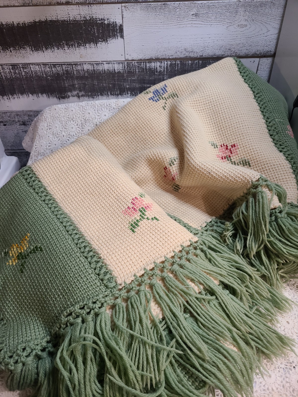 Beautiful Hand Crocheted Twin Size Blanket In Green & Cream W/Flowers~78×62″