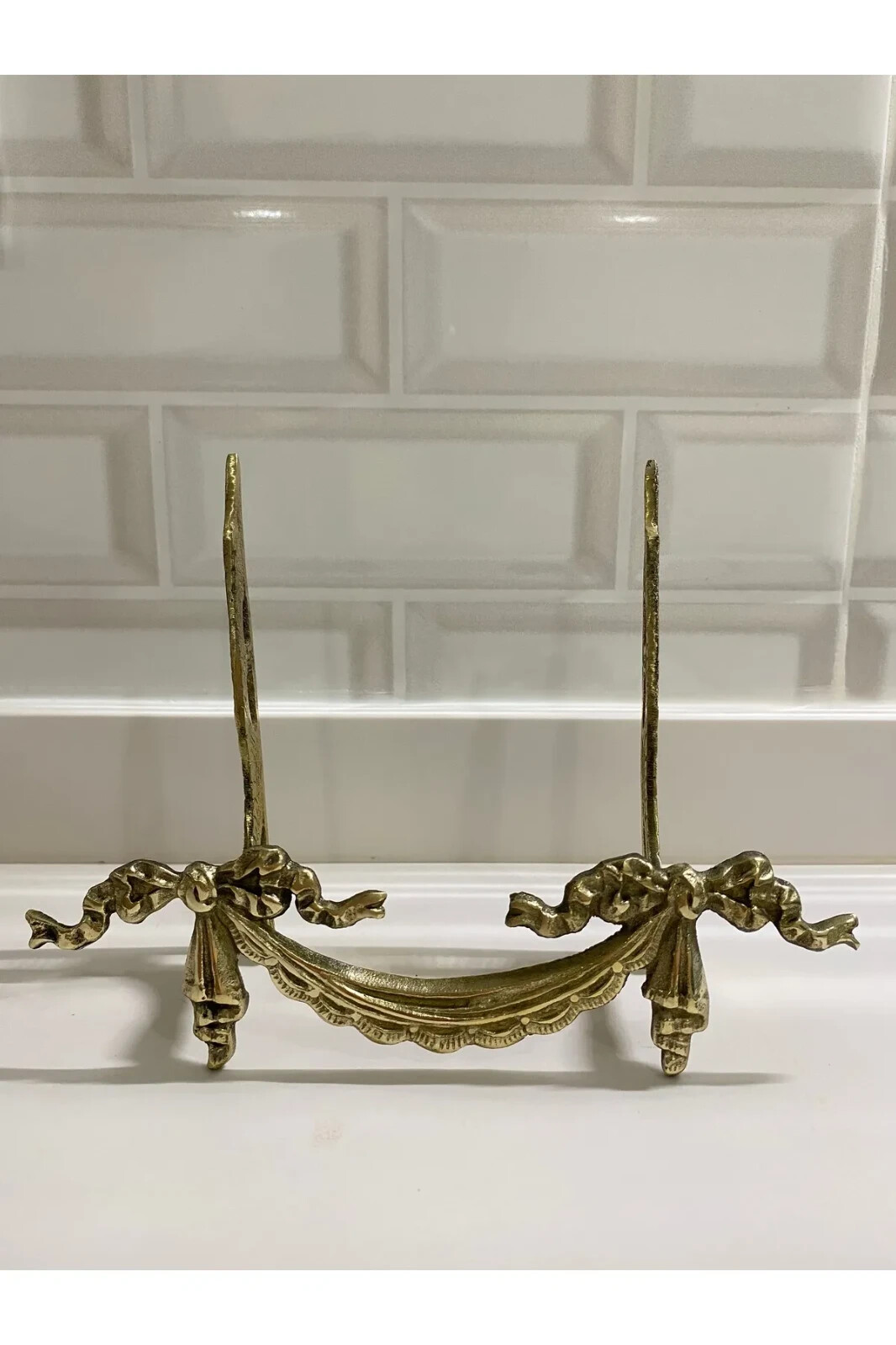 Brass Casting Plate Stand Antique Style, Decorative Presentation / Vintage Look
