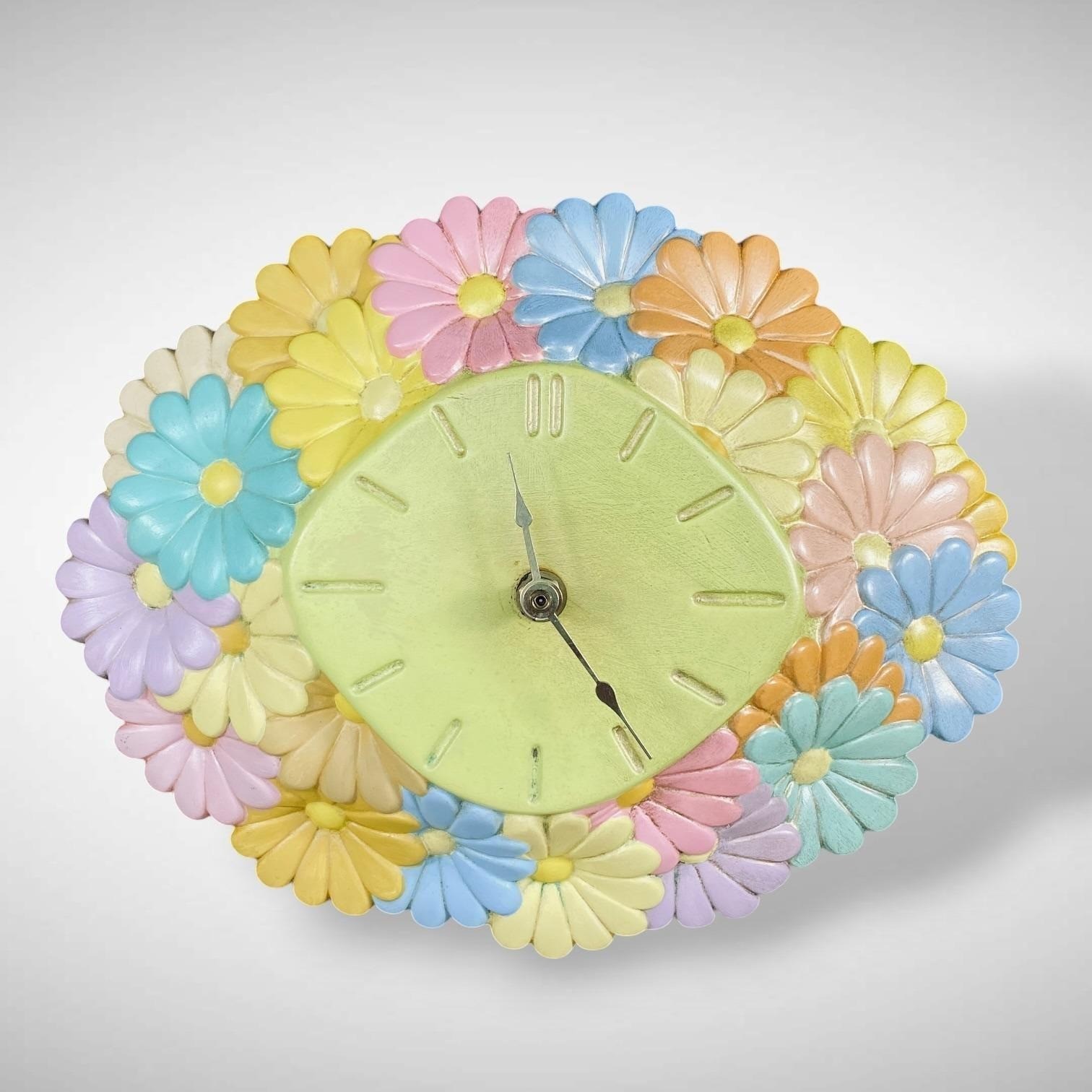 Daisy Wall Clock Atlantic Mold Flower Power Hippie Decor 1974 Retro Pastels
