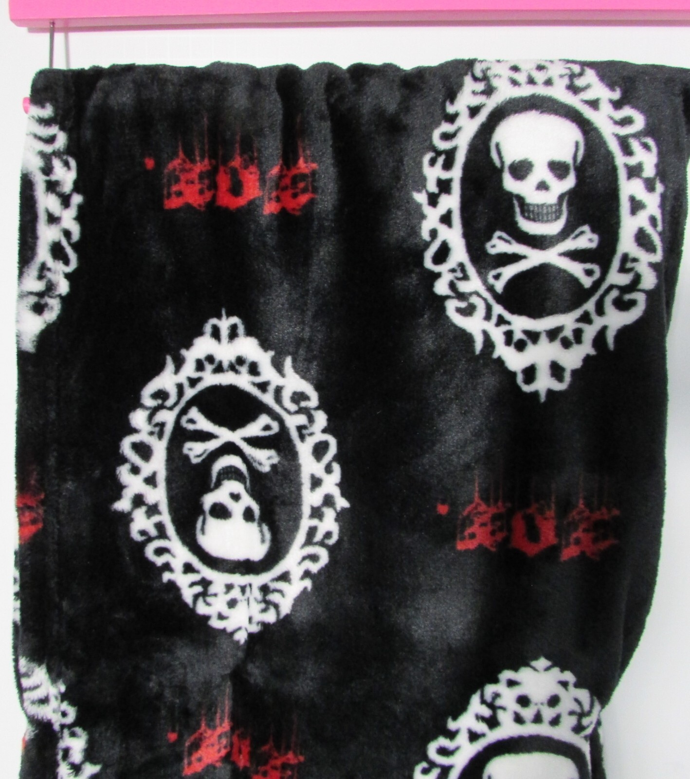 Betsey Johnson Skulls Plush Throw Blanket 50 x 60 Black Multi NWT