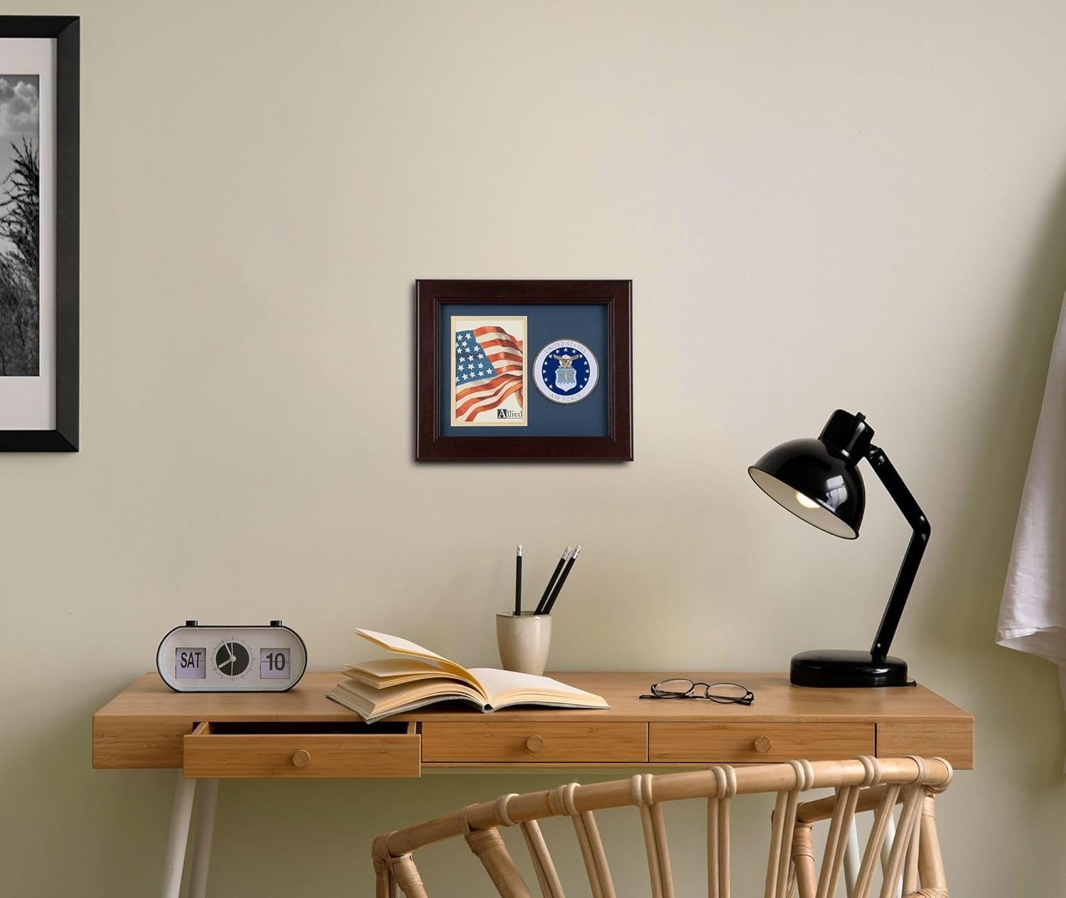 US Air Force Medallion Portrait Picture Frame – 4 x 6 Picture Opening