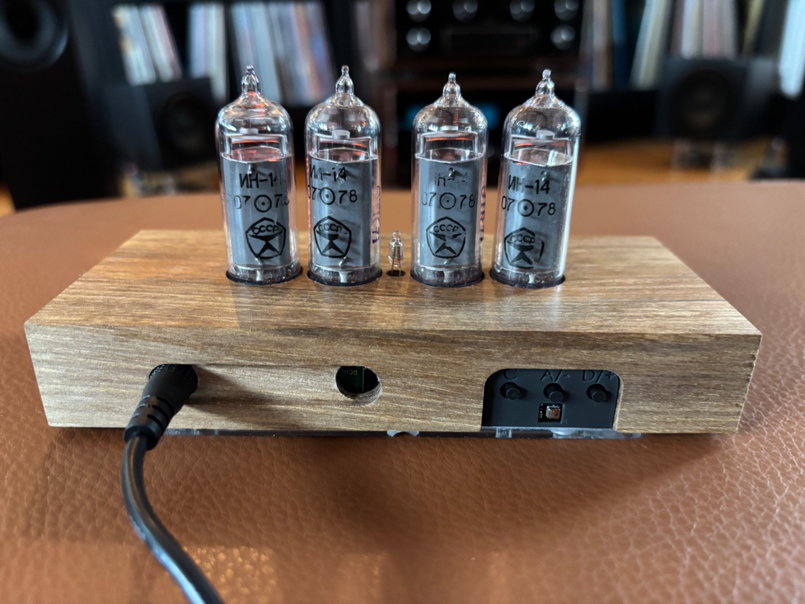 Nixie Star – Nixie Tube clock Walnut Case w/ Spare IN-14 Tube – NEW IN BOX!