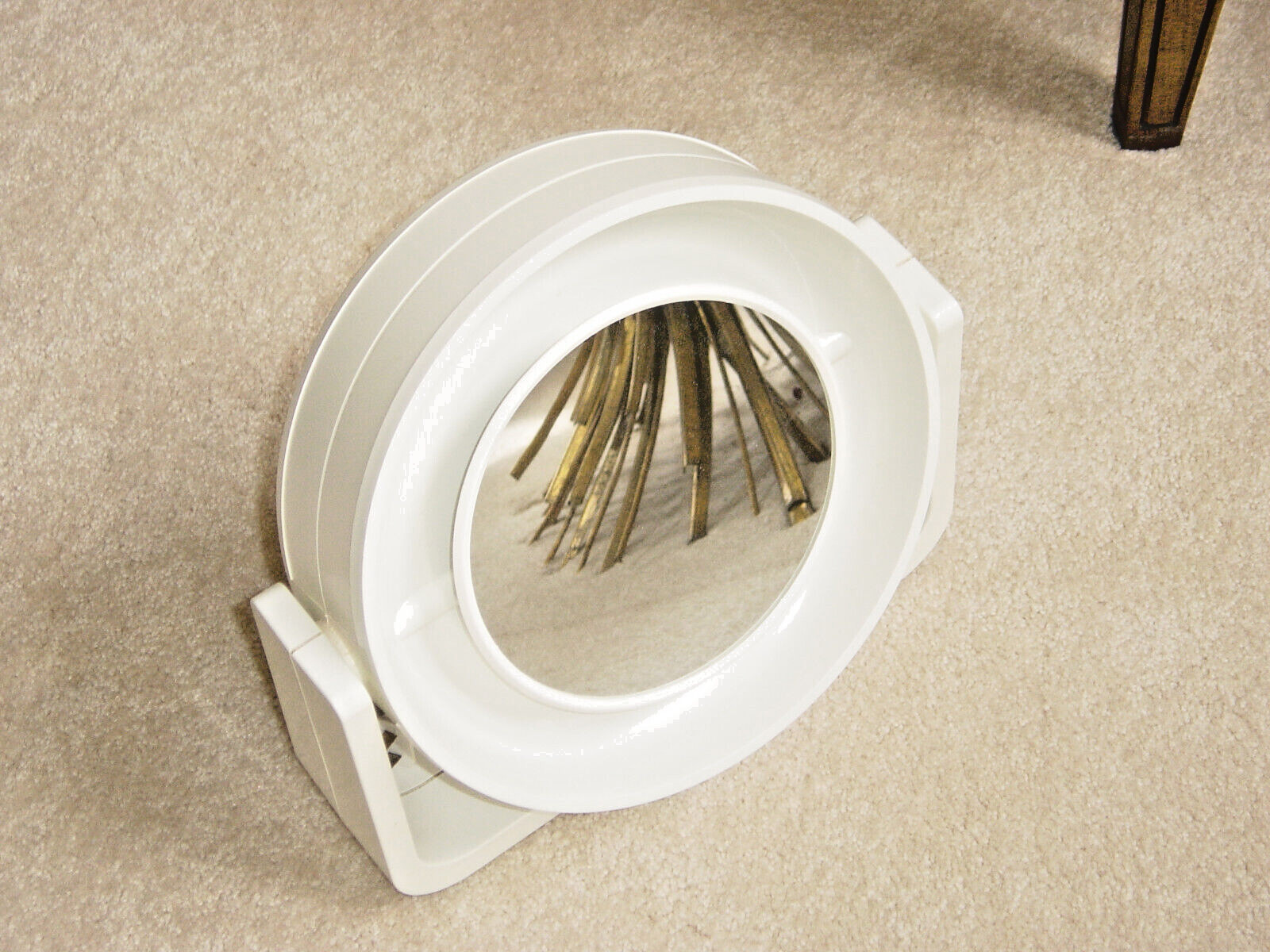 CLAIROL LIGHTED ROUND ANTI FOG MAKE UP MIRROR, TABLE TOP OR WALL HANGING- white