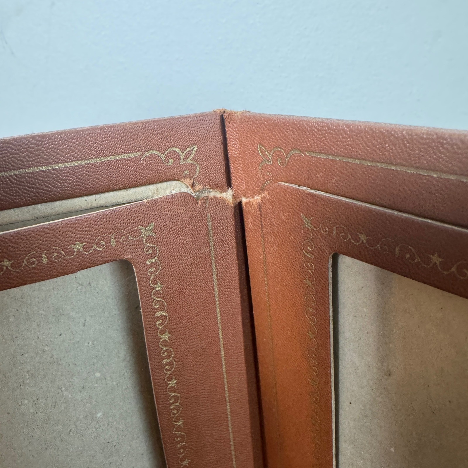 Vintage Brown Faux Leather Double Folding Picture Frame Gold Accent 5×7 photos