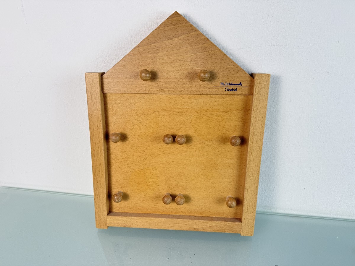 Hummel shelf for plates, 33.5 x 26 cm. Excellent condition.