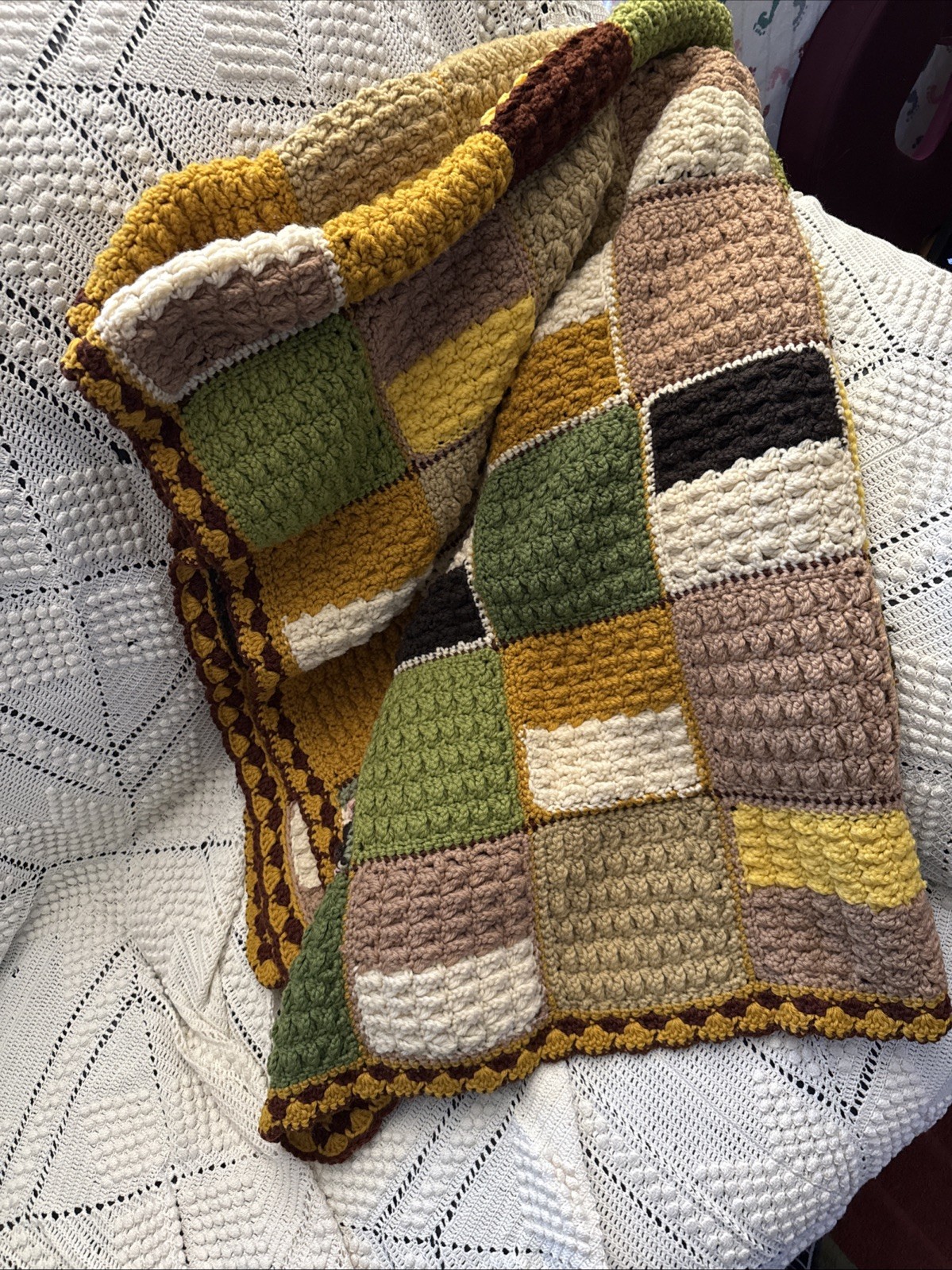 Vintage 70’s Handmade Crochet Chevron Scalloped Edge Throw Afghan 60” x 46″