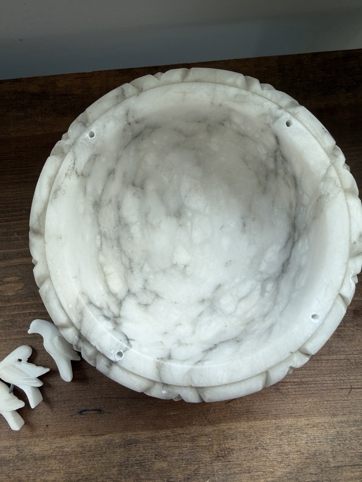 Vintage White/Gray Marble Alabaster Pedestal Bird Bath Bowl With 4 Birds