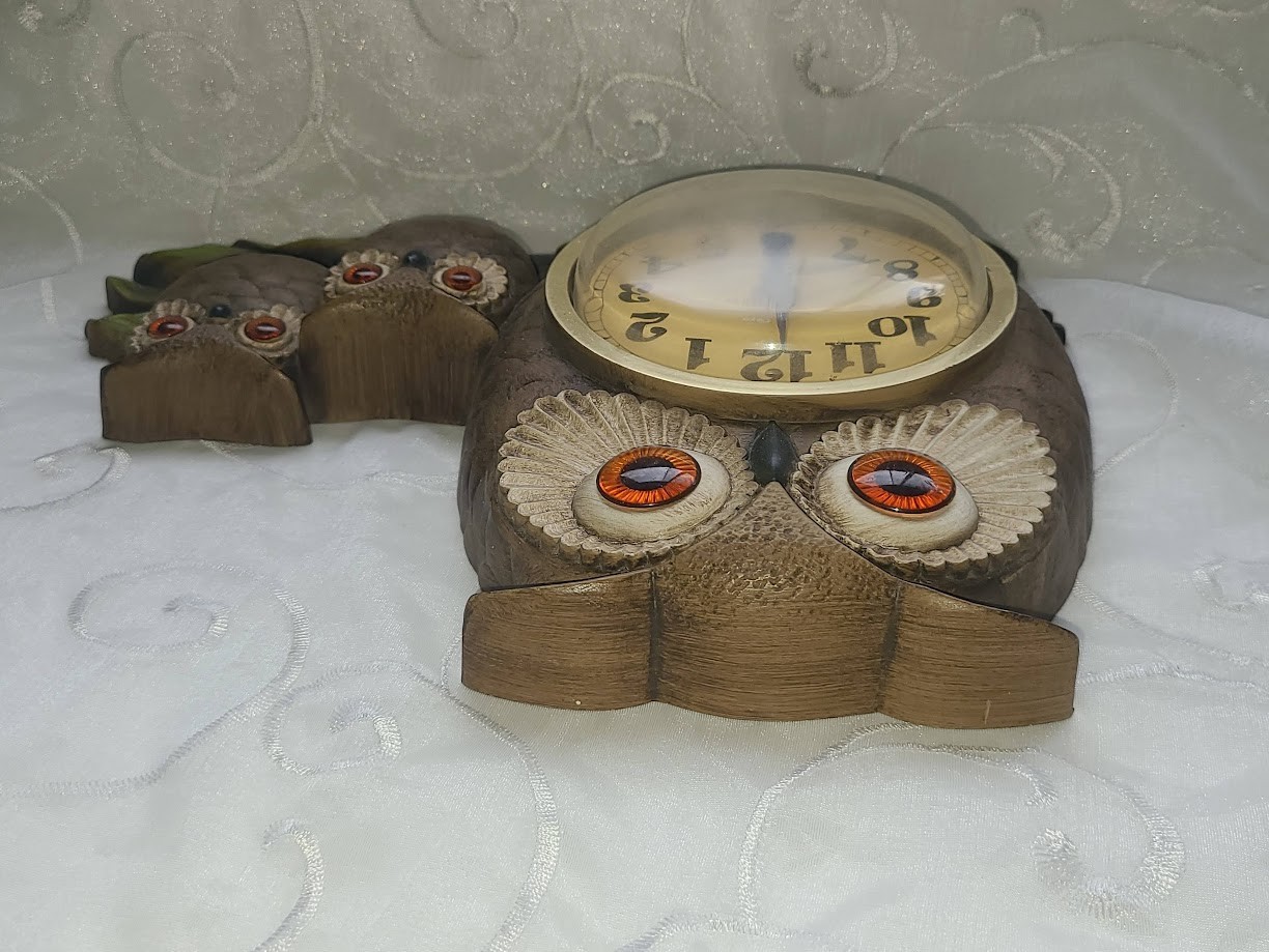 Vintage Kitsch Owl Family Wall Clock 1972 Plastic BURWOOD Retro Movie Prop