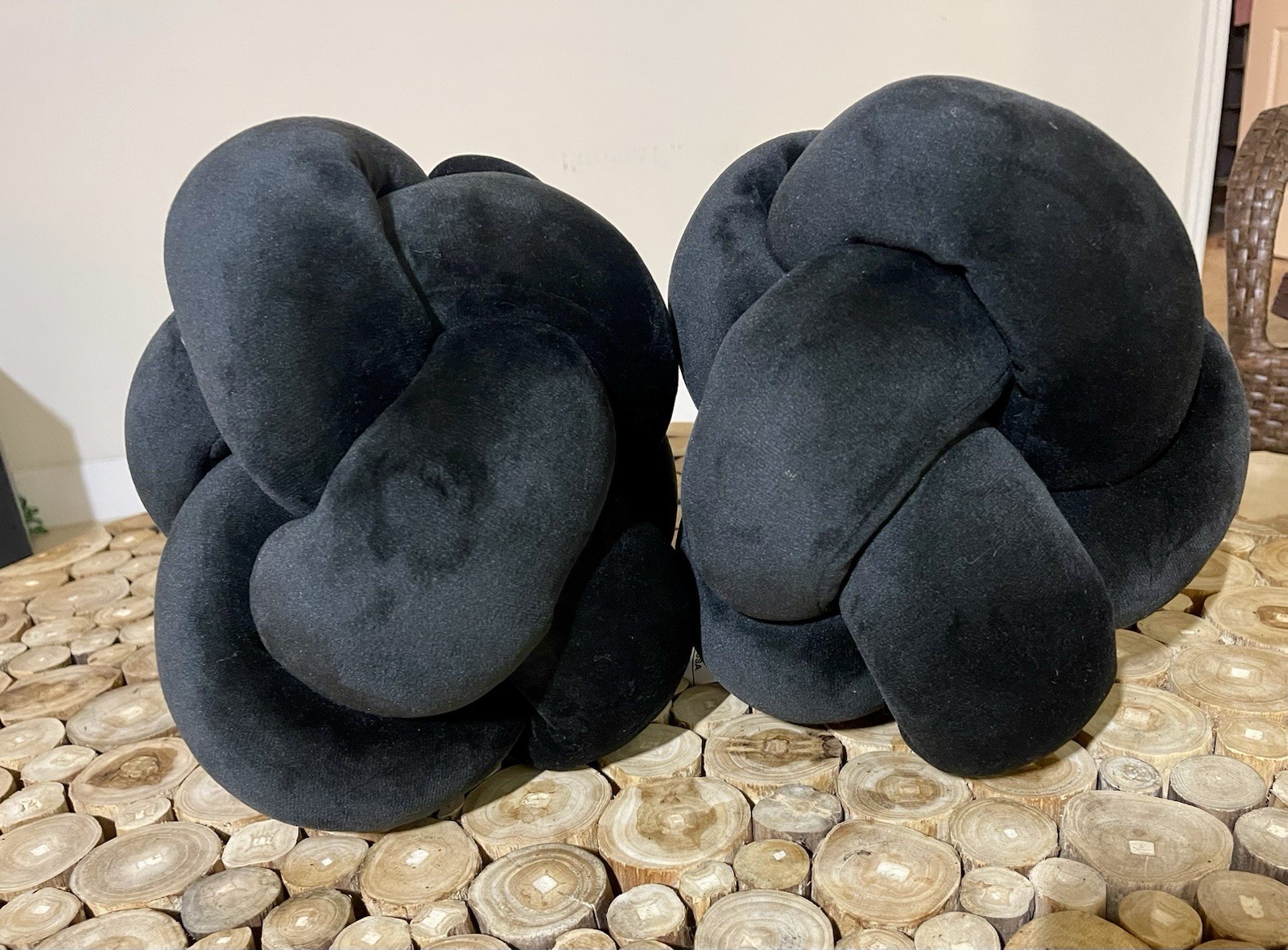 NWT-2 Room Essentials Knot Mod Art Deco 11″ Jet Black Velvet Pillows Memory Foam