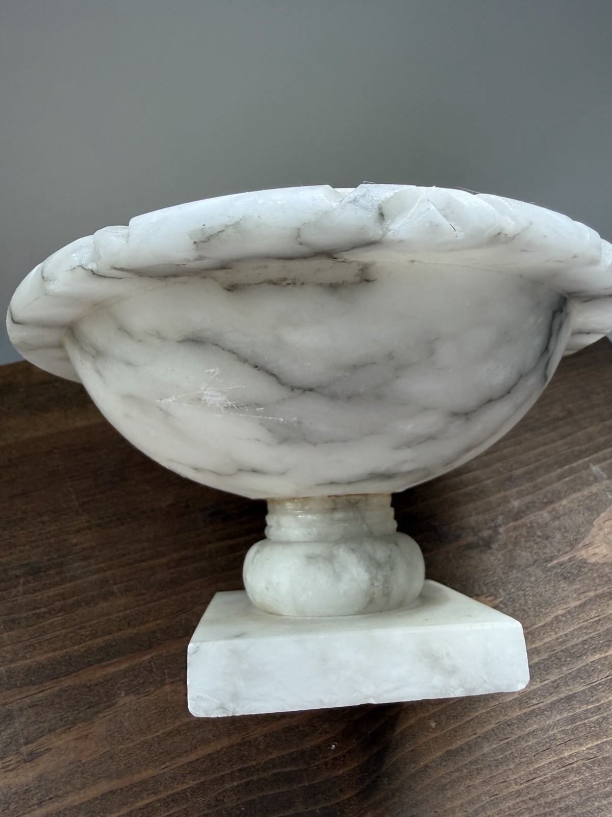 Vintage White/Gray Marble Alabaster Pedestal Bird Bath Bowl With 4 Birds