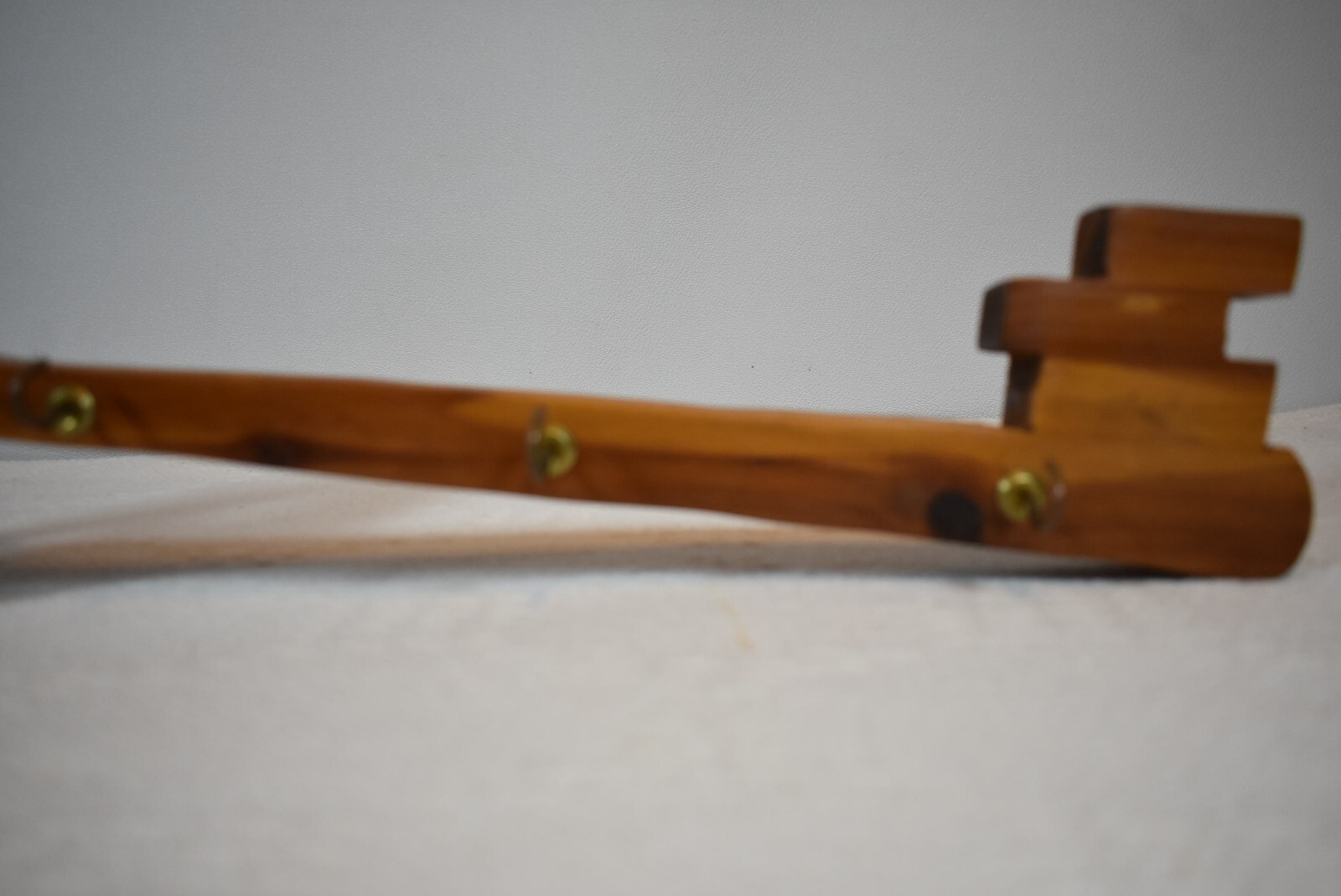 VTG Key Shaped Pine Wood Beautiful Key Ring & More Hanger w/ 3 Gold Metal Hooks