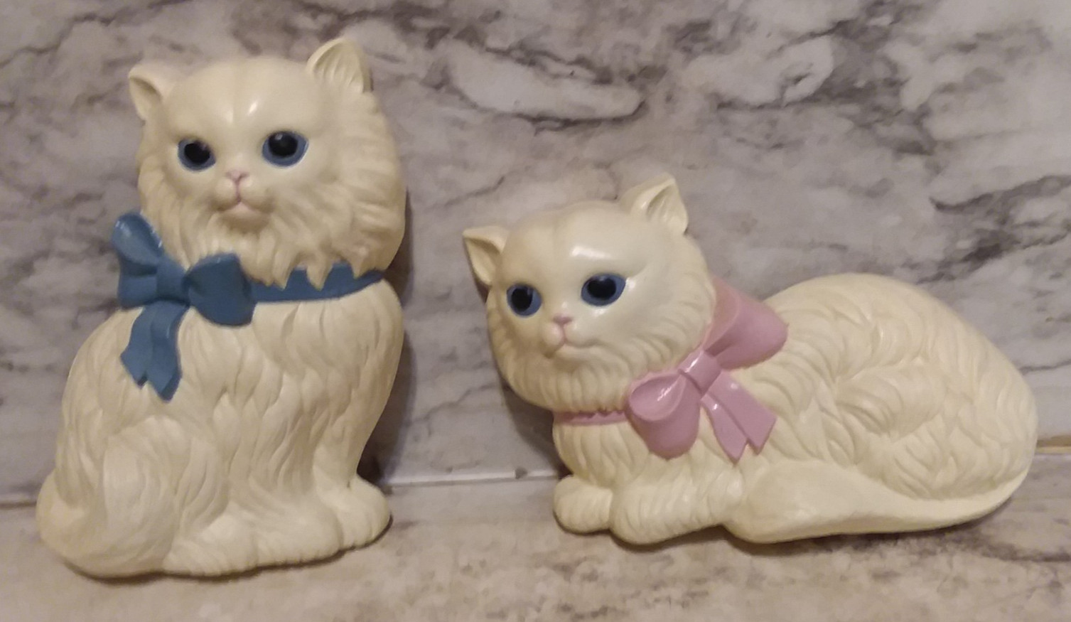 2 Vntg Homco Cat Kitten Wall Hanger Plaques White Persian w/ Blue & Pink Bow