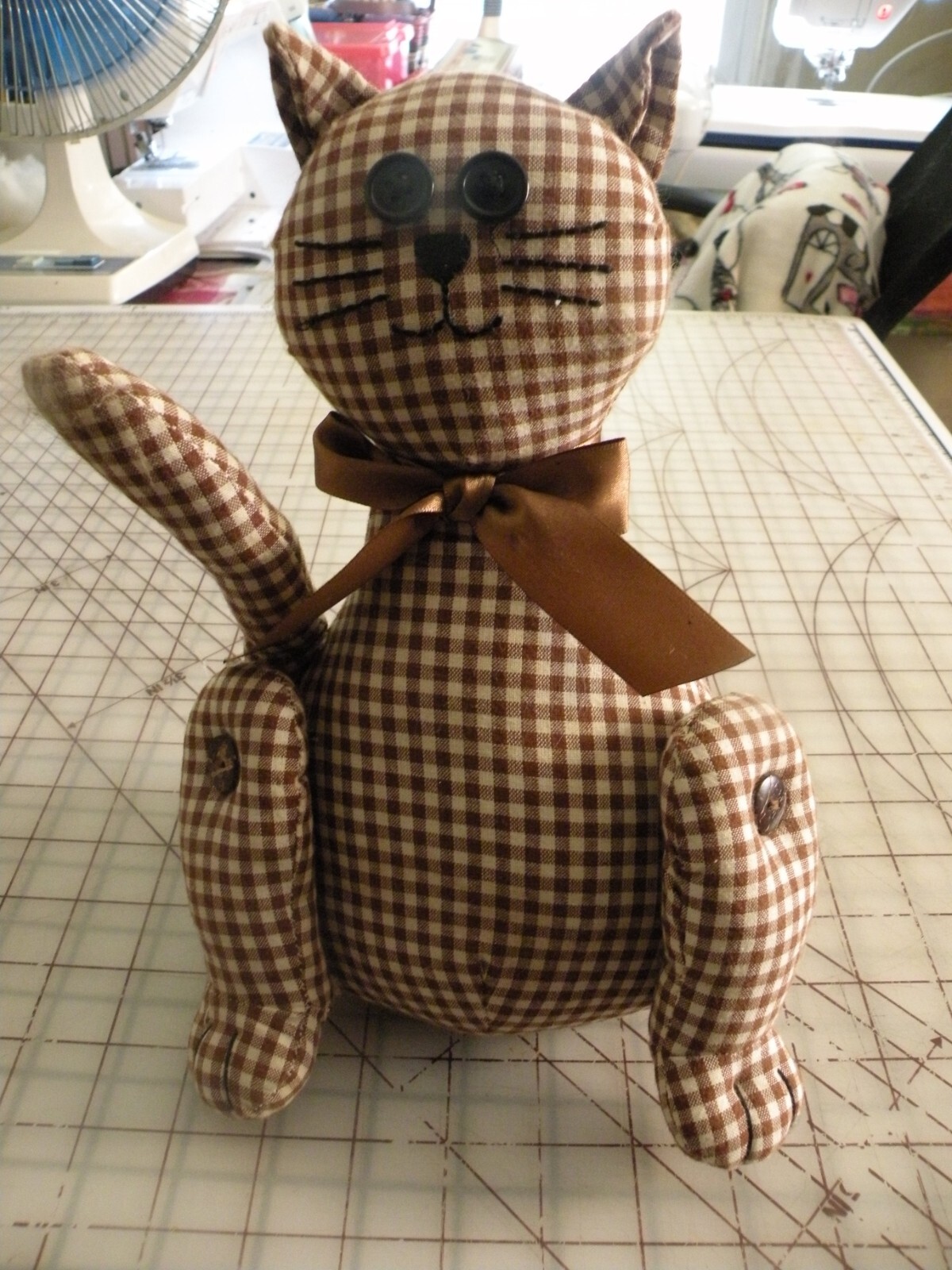 DELTON PROD. FABRIC CAT DOOR STOP PLAID CHECKED MAROON TAN COTTON POLYESTER 11″