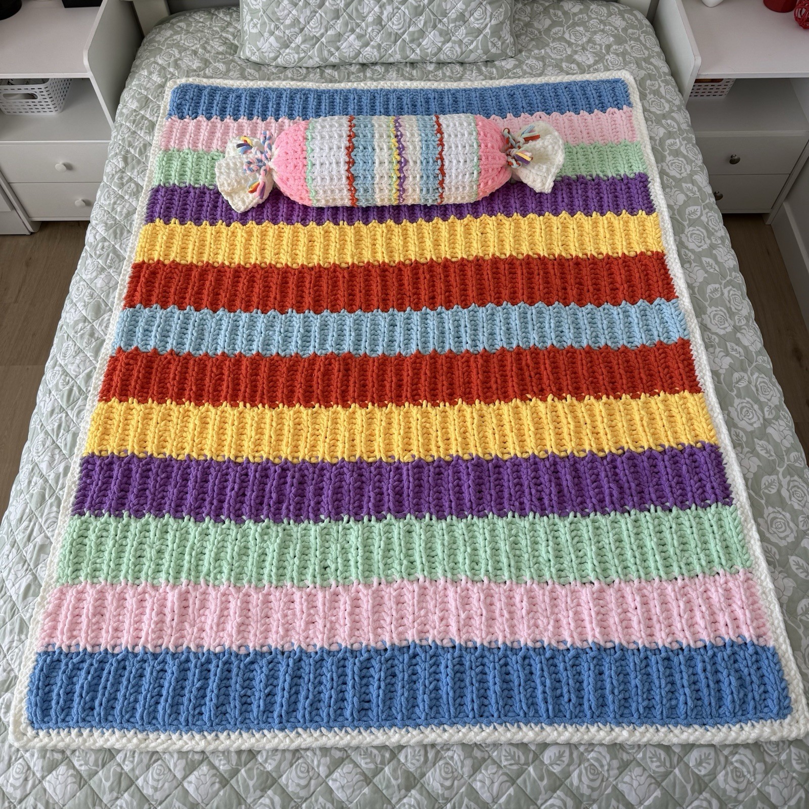 Children’s knitted blanket 50″ x 40″and pillow „ Candy ” made of soft yarn.
