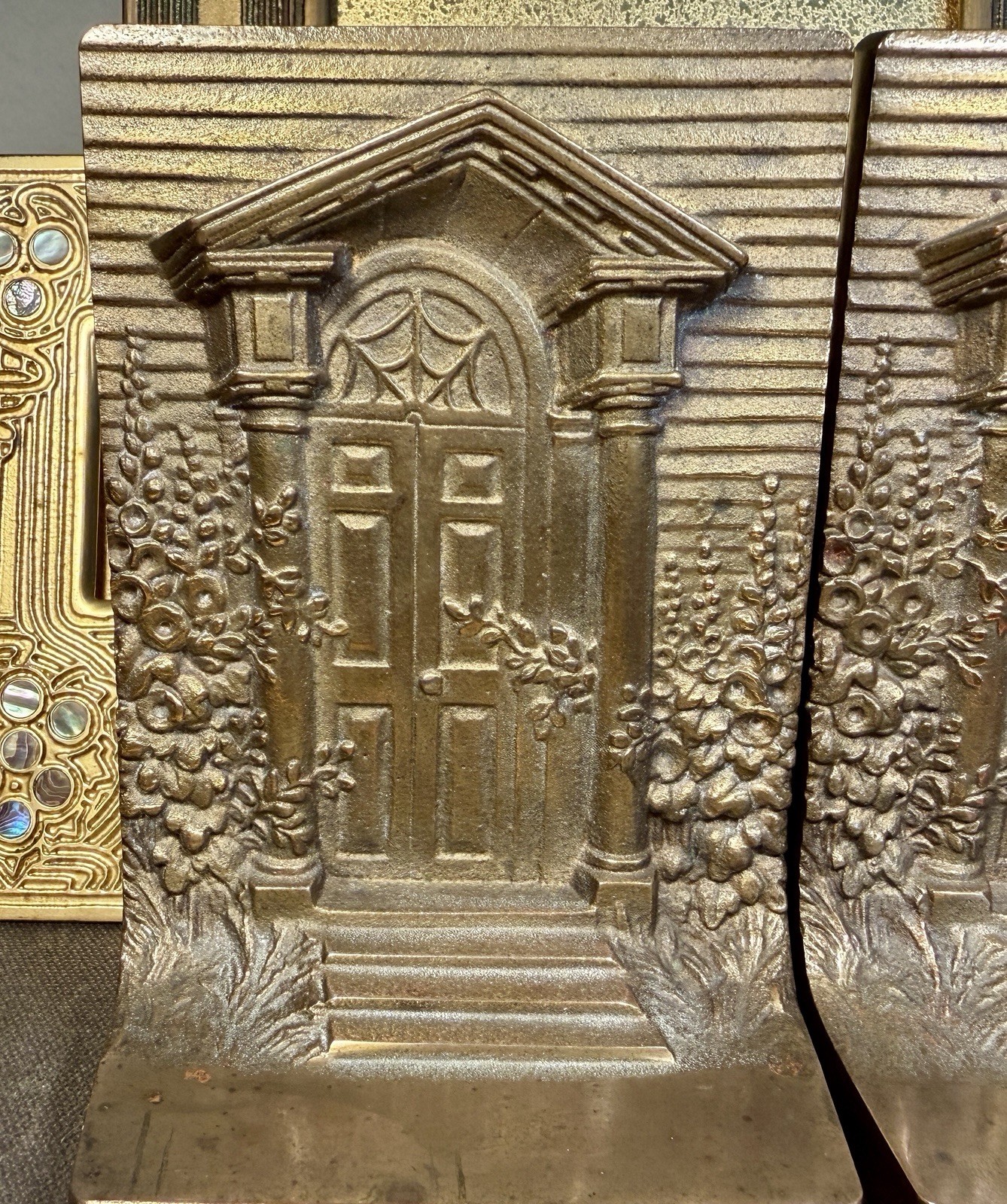 ANTIQUE BRADLEY & HUBBARD OLD COLONIAL DOORWAY DOOR HOME ART CAST IRON BOOKENDS